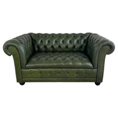 Divano Chesterfield a due posti in pelle Greene & Greene