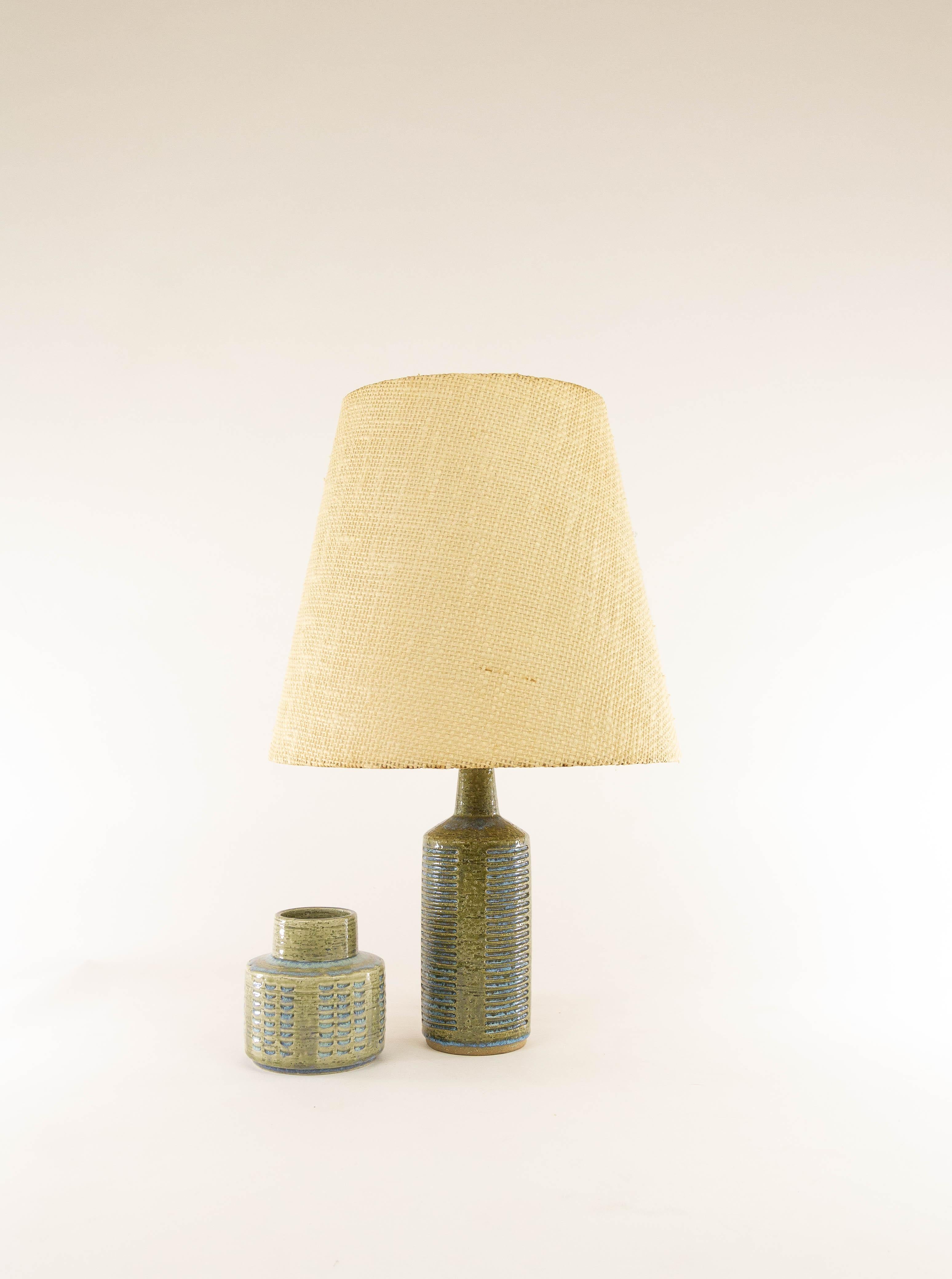 Danish chamotte (texture clay) table lamp with impressed decoration by Annelise and Per Linnemann-Schmidt for Palshus Denmark, 1960s.

Palshus produced a wide range of table lamps, in different patterns, height and colors (various shades of brown,