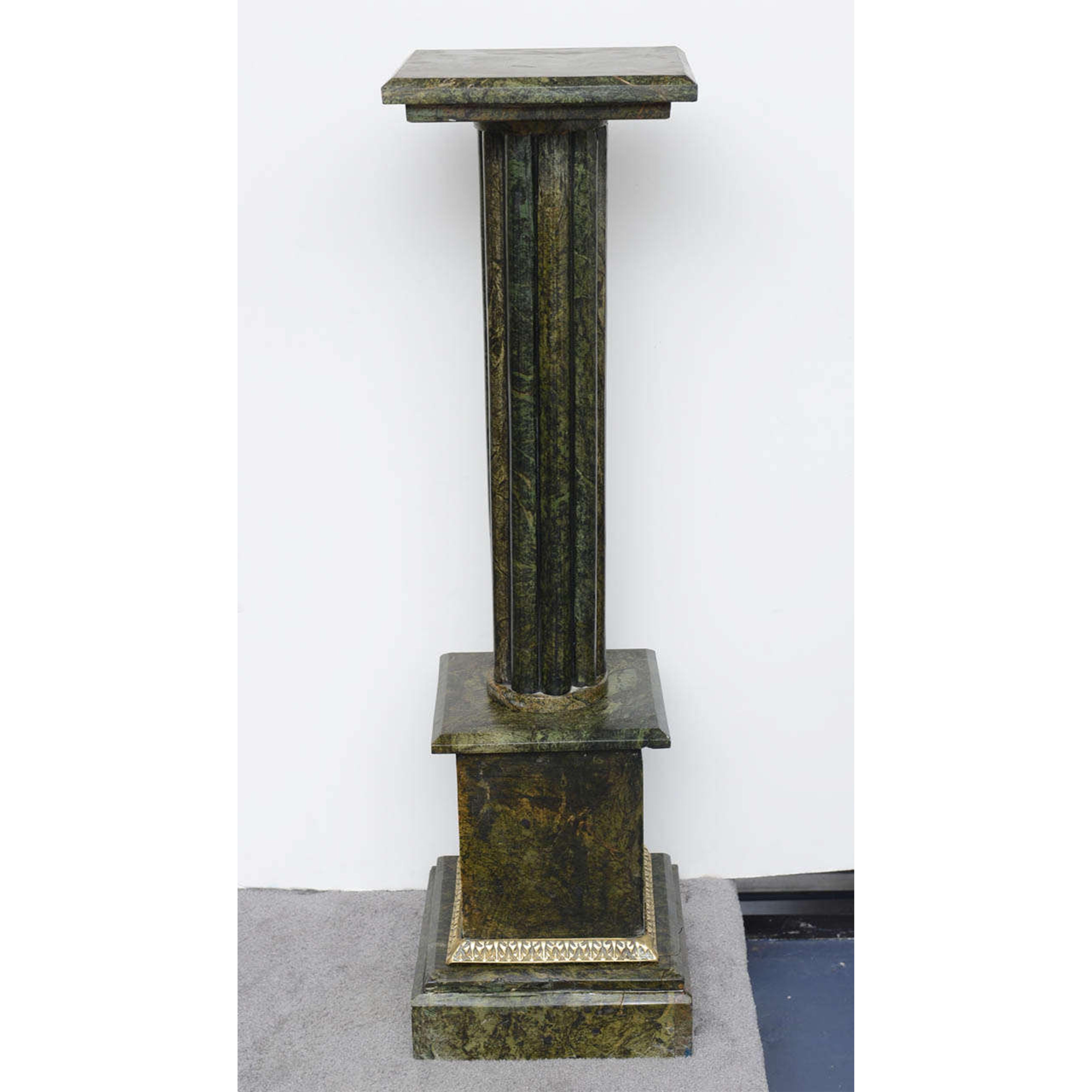 Marble pedestal .The middle part is made of 9 marble columns.
The square base is surlined with a golden bronze frame.