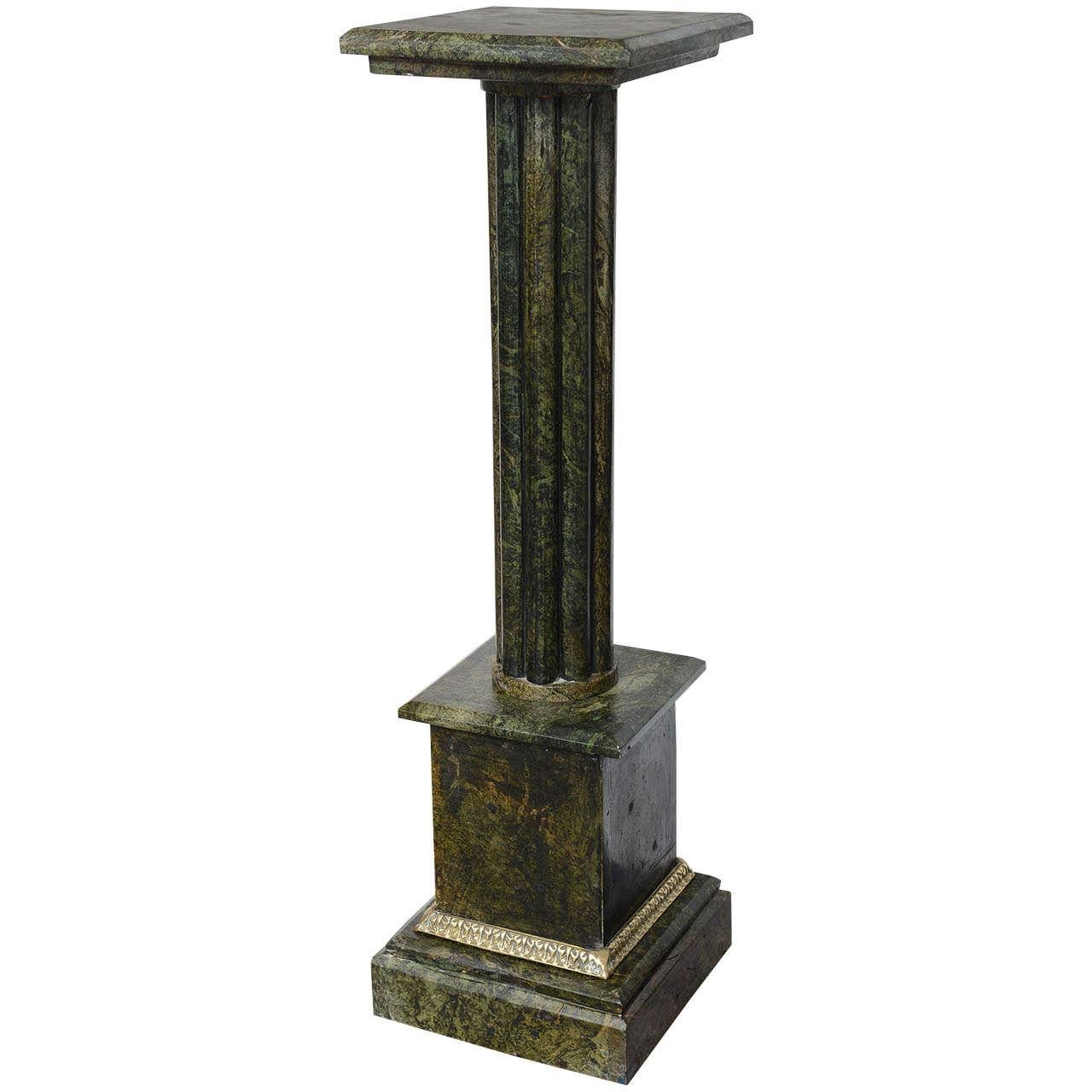 Deep Olive Green Marmor Pedestal (Klassisch-römisch) im Angebot