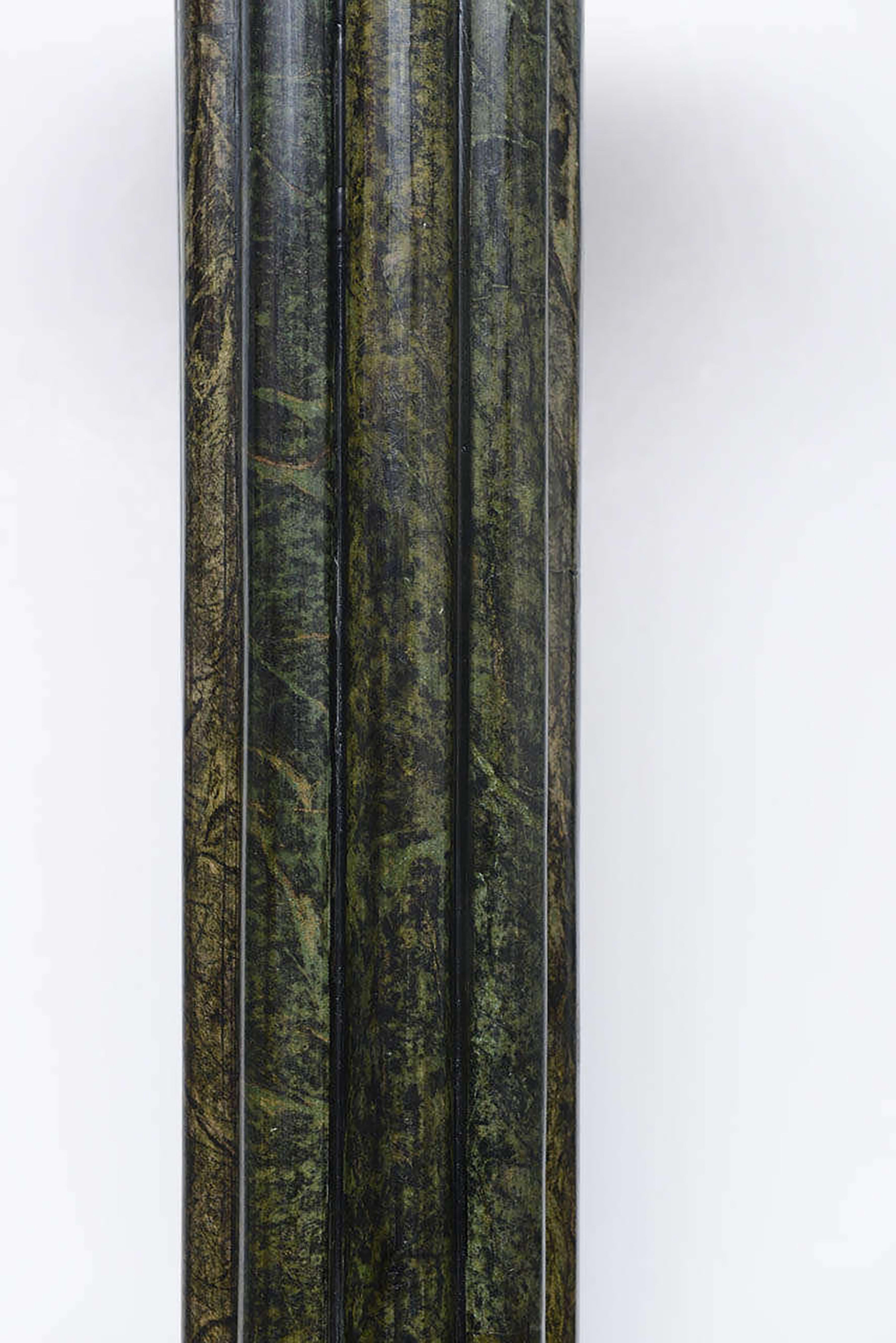 Marmo Piedistallo in marmo verde oliva profondo in vendita