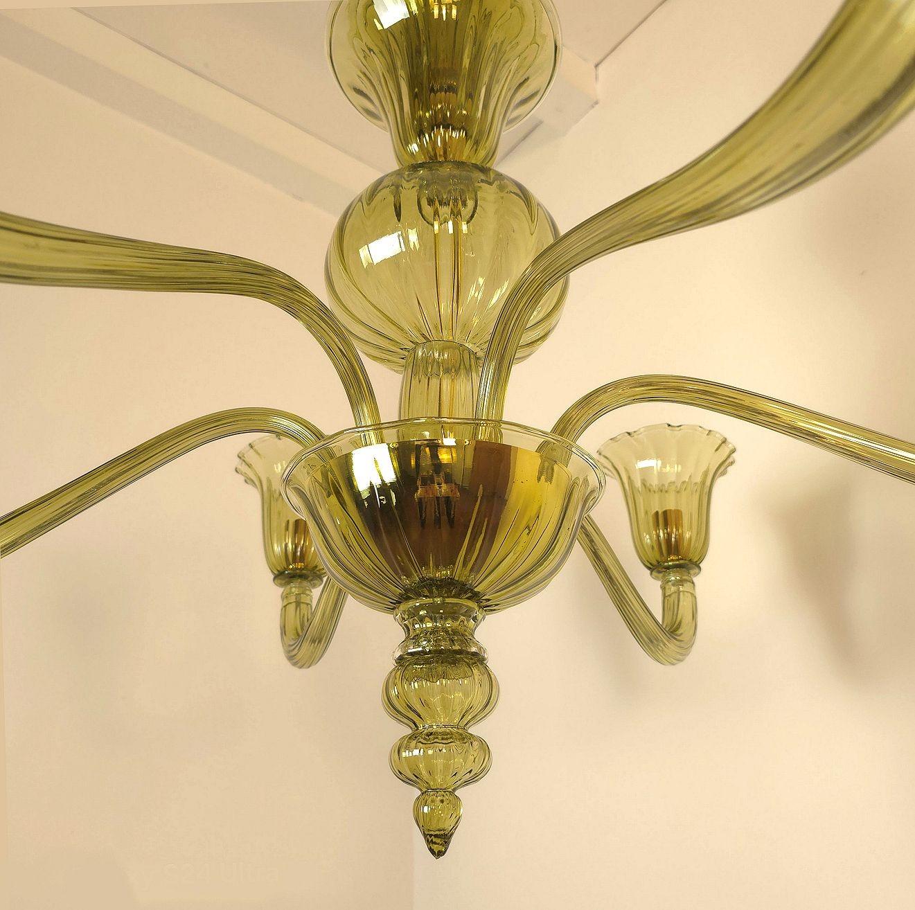 Olive green Murano glass chandelier In Excellent Condition For Sale In Dallas, TX