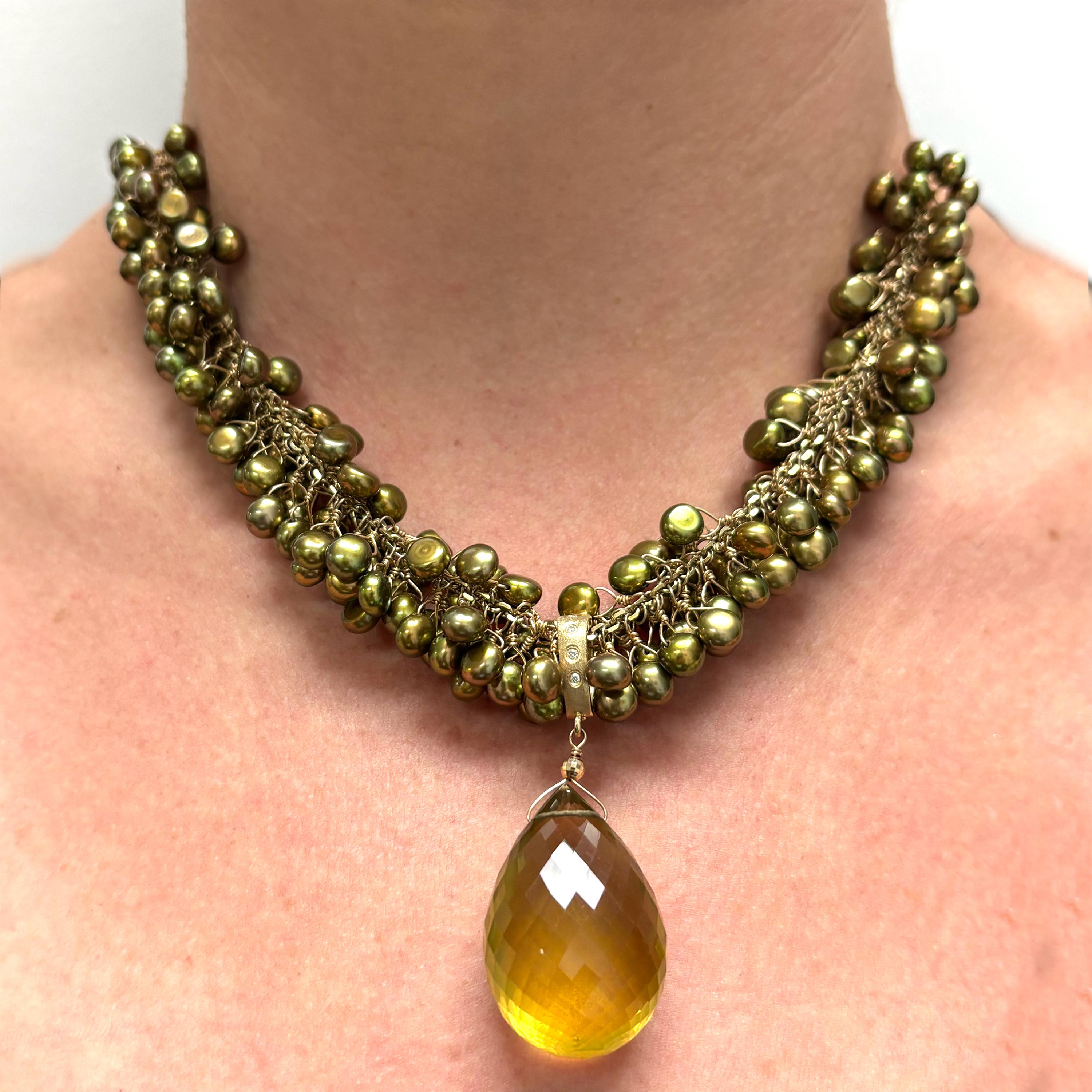 Descrizione
Perle d'acqua dolce verde oliva, lucenti e vivaci, sono meticolosamente avvolte a mano e raggruppate ad arte lungo una catena d'oro giallo 14k tagliata a diamante, creando una collana elegante e deliziosamente stravagante. Al centro,