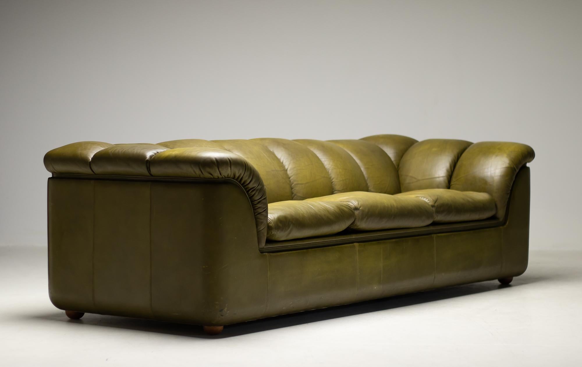 Distinctive Poltrona Frau Cocker sofa from the premium collection in the late 1970s. (source: Poltrona Frau, Italy)
This long and low down-filled 3-seat is designed by Franco Bresciani.
The supple leather has acquired the right amount of patina to