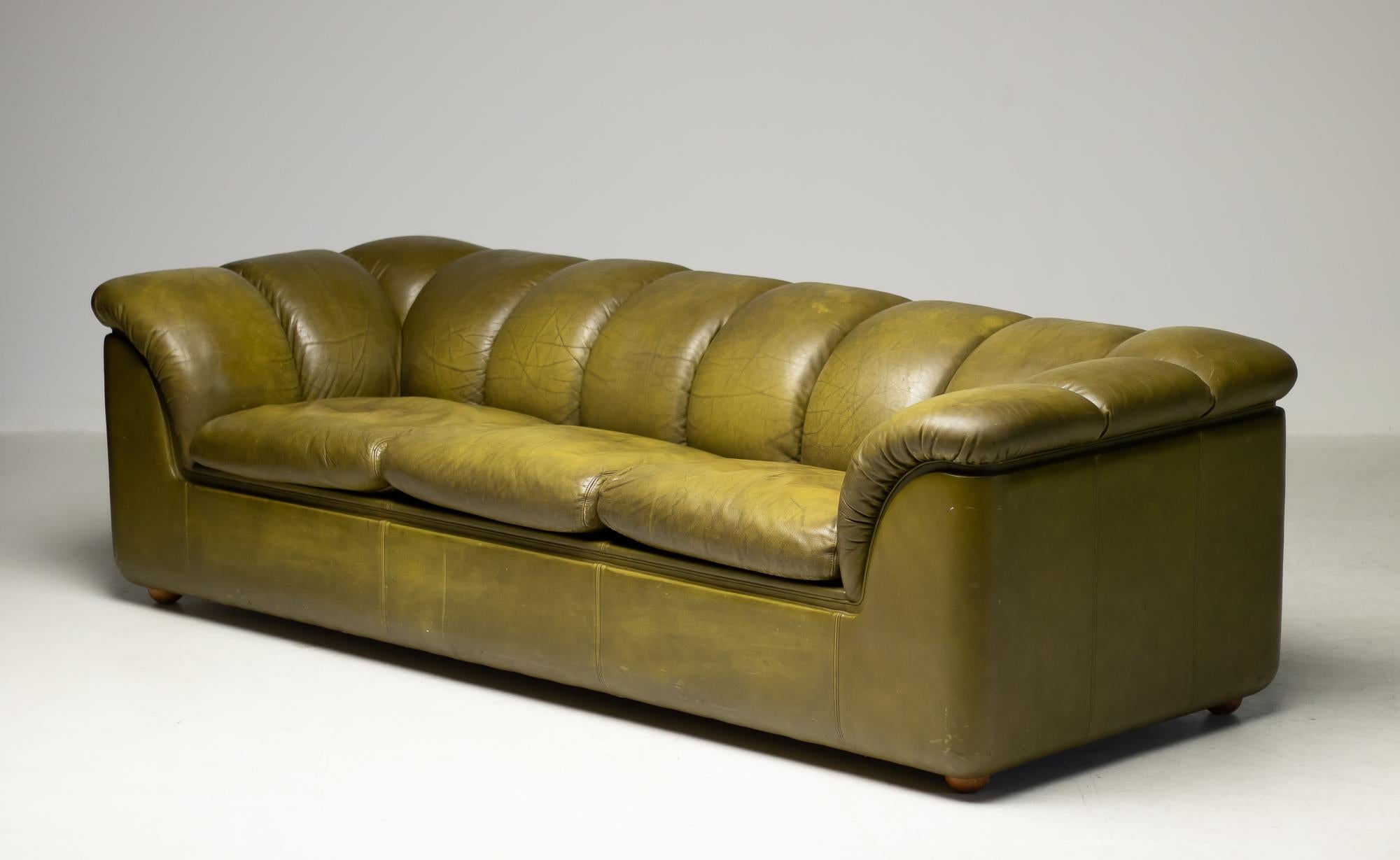 Distinctive Poltrona Frau Cocker sofa from the premium collection in the late 1970s. (source: Poltrona Frau, Italy)
This long and low down-filled 3-seat is designed by Franco Bresciani.
The supple leather has acquired the right amount of patina to