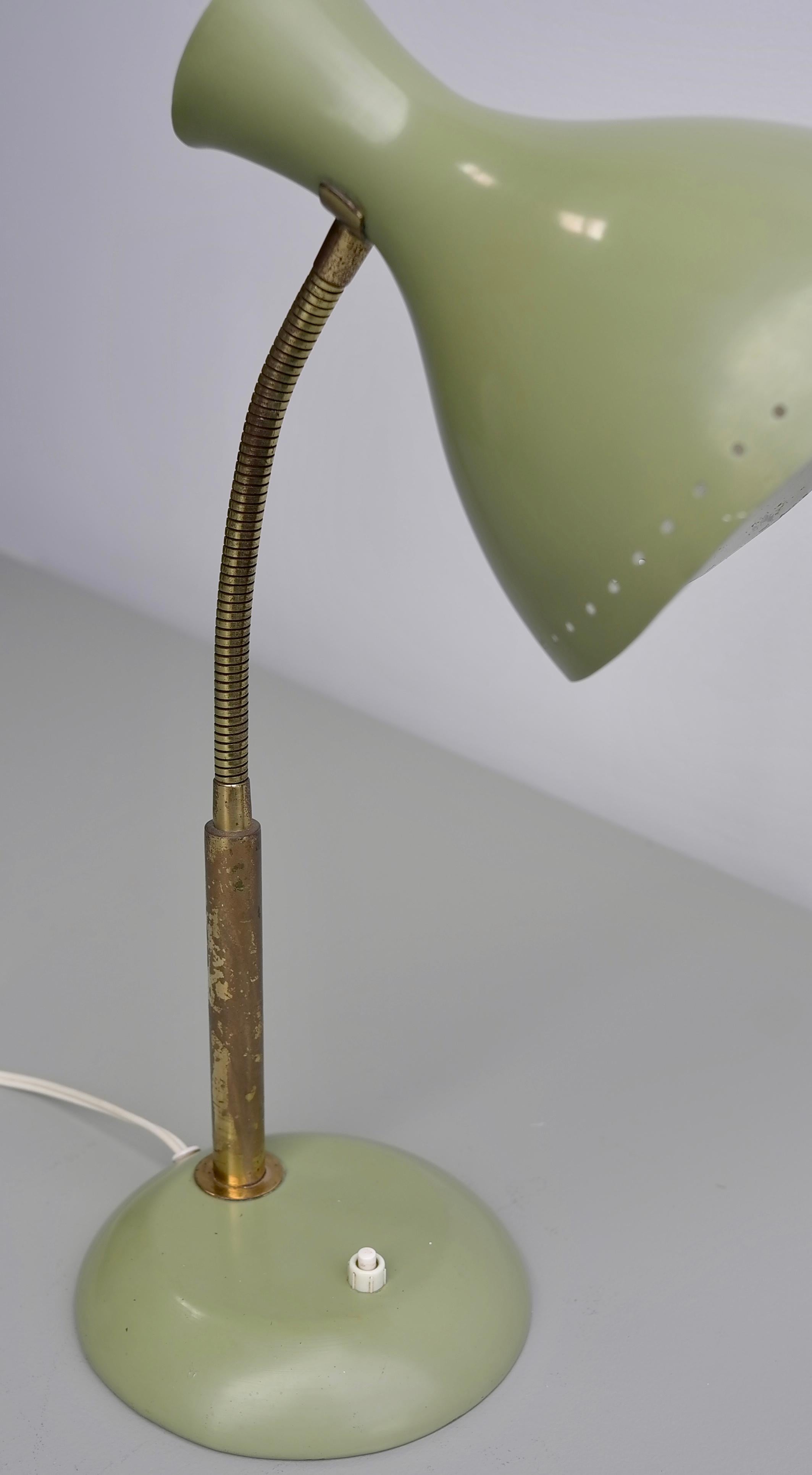 Mid-Century Modern Lampe de table vert olive avec détails en laiton, Italie, années 1950 en vente