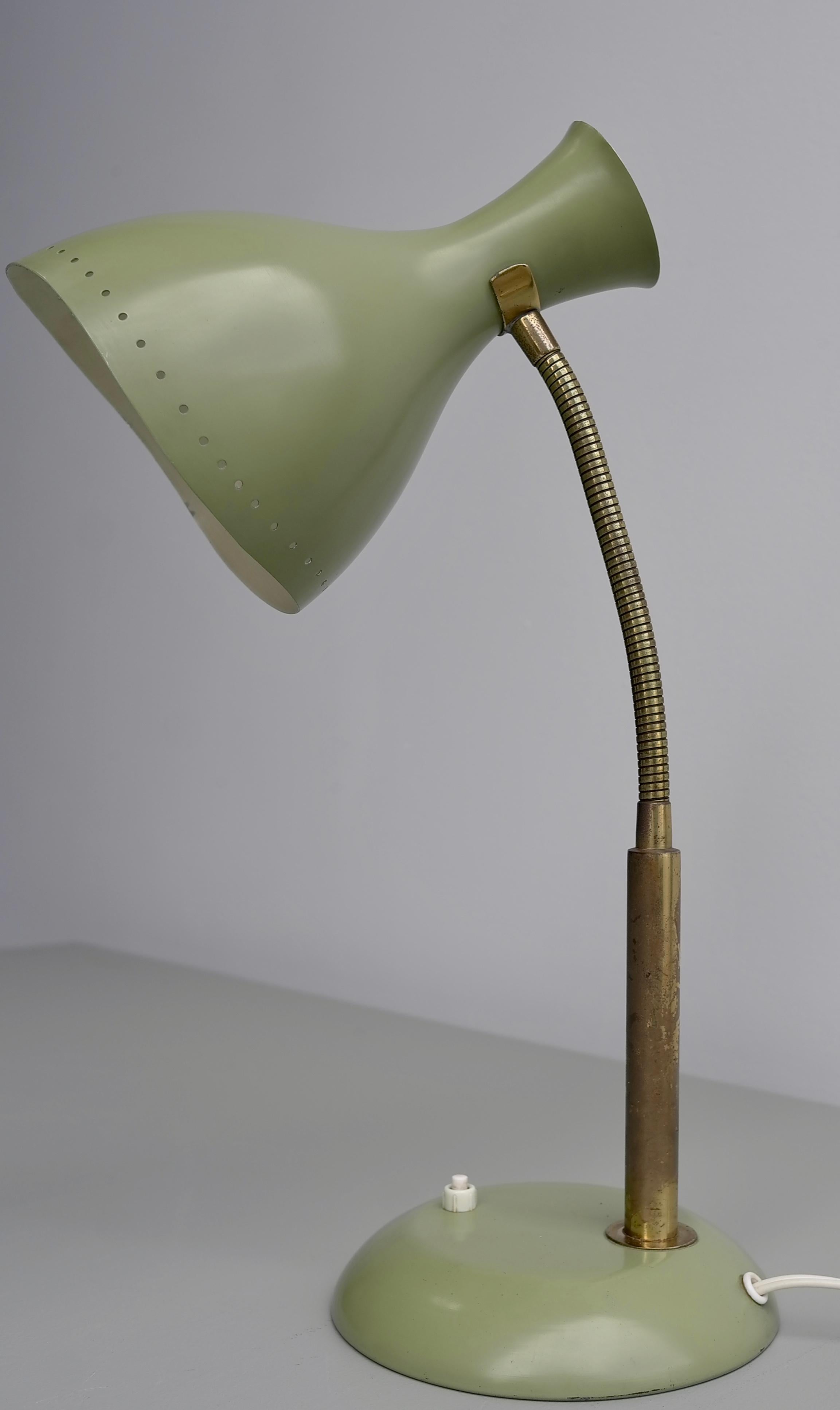 italien Lampe de table vert olive avec détails en laiton, Italie, années 1950 en vente