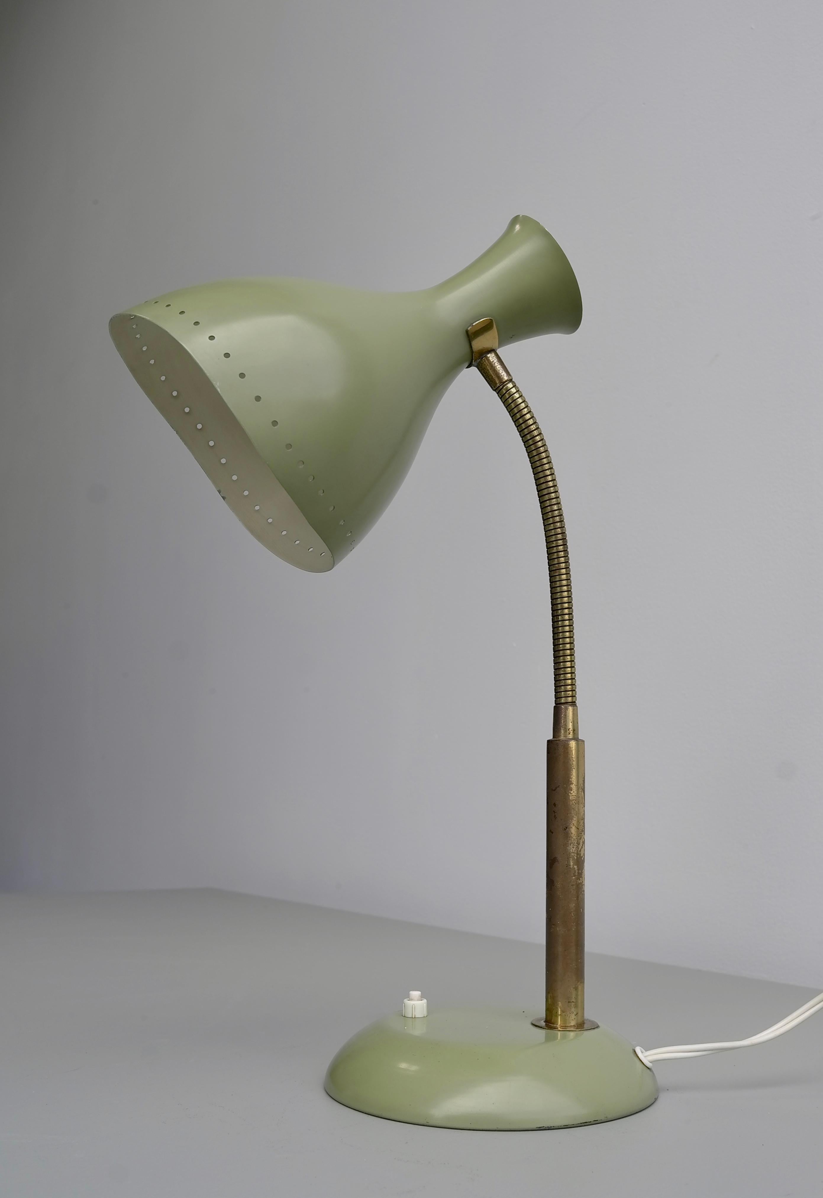 Lampe de table vert olive avec détails en laiton, Italie, années 1950 Bon état - En vente à Den Haag, NL