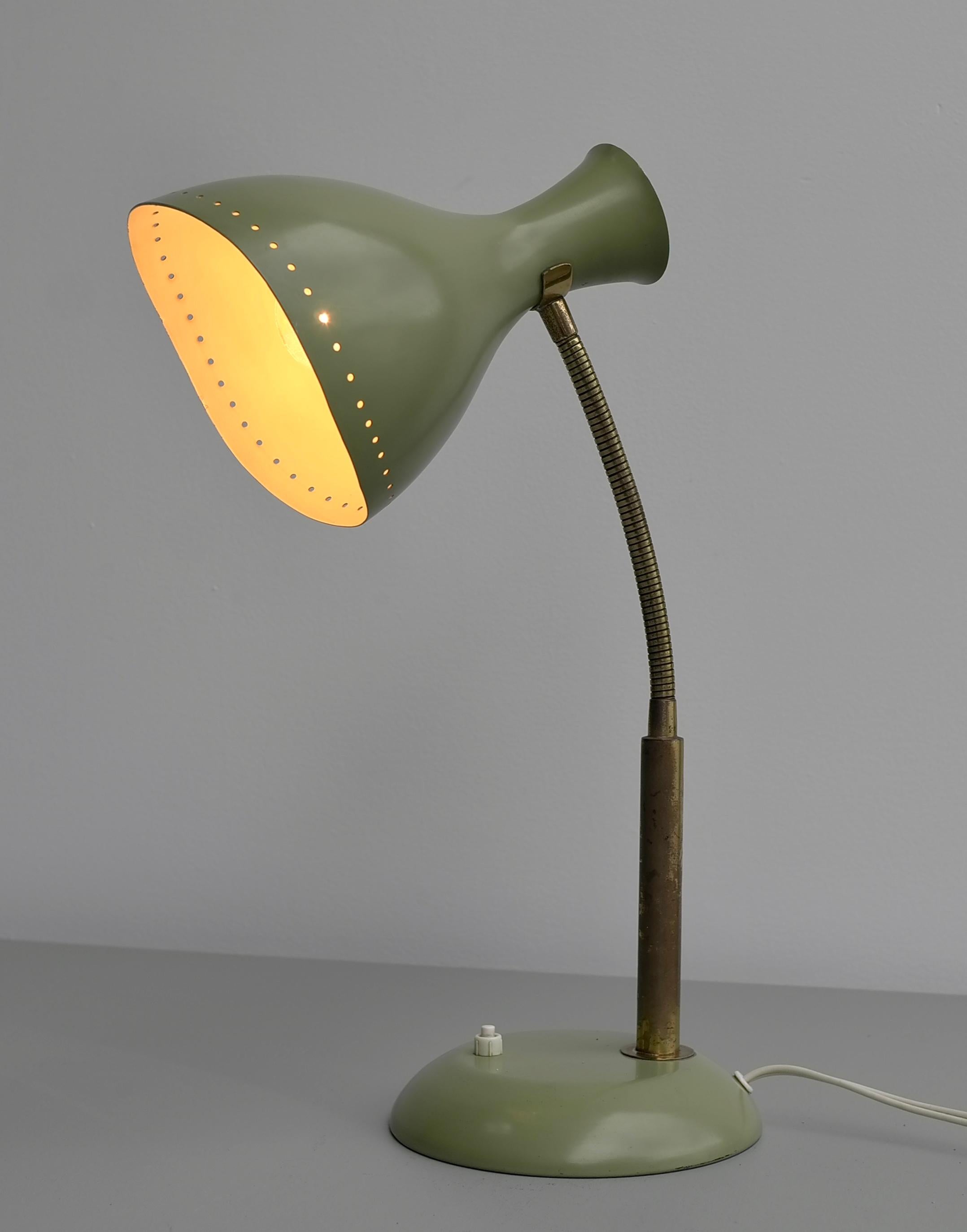 Aluminium Lampe de table vert olive avec détails en laiton, Italie, années 1950 en vente