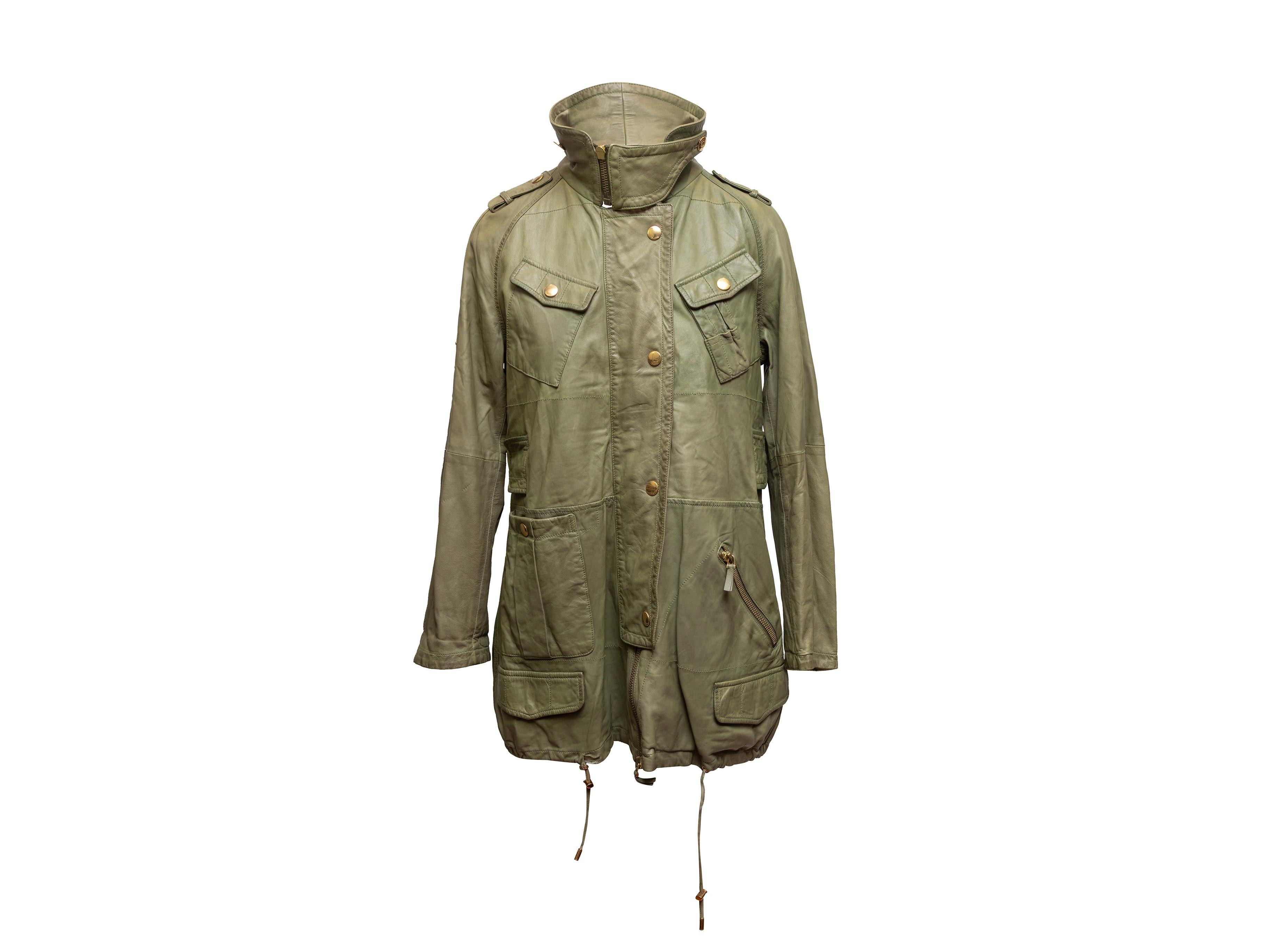 Olivfarbene Leder-Cargo-Jacke von Gucci. Goldfarbene Hardware. Mehrere Taschen. Reißverschluss und Schnappverschlüsse vorne. 40