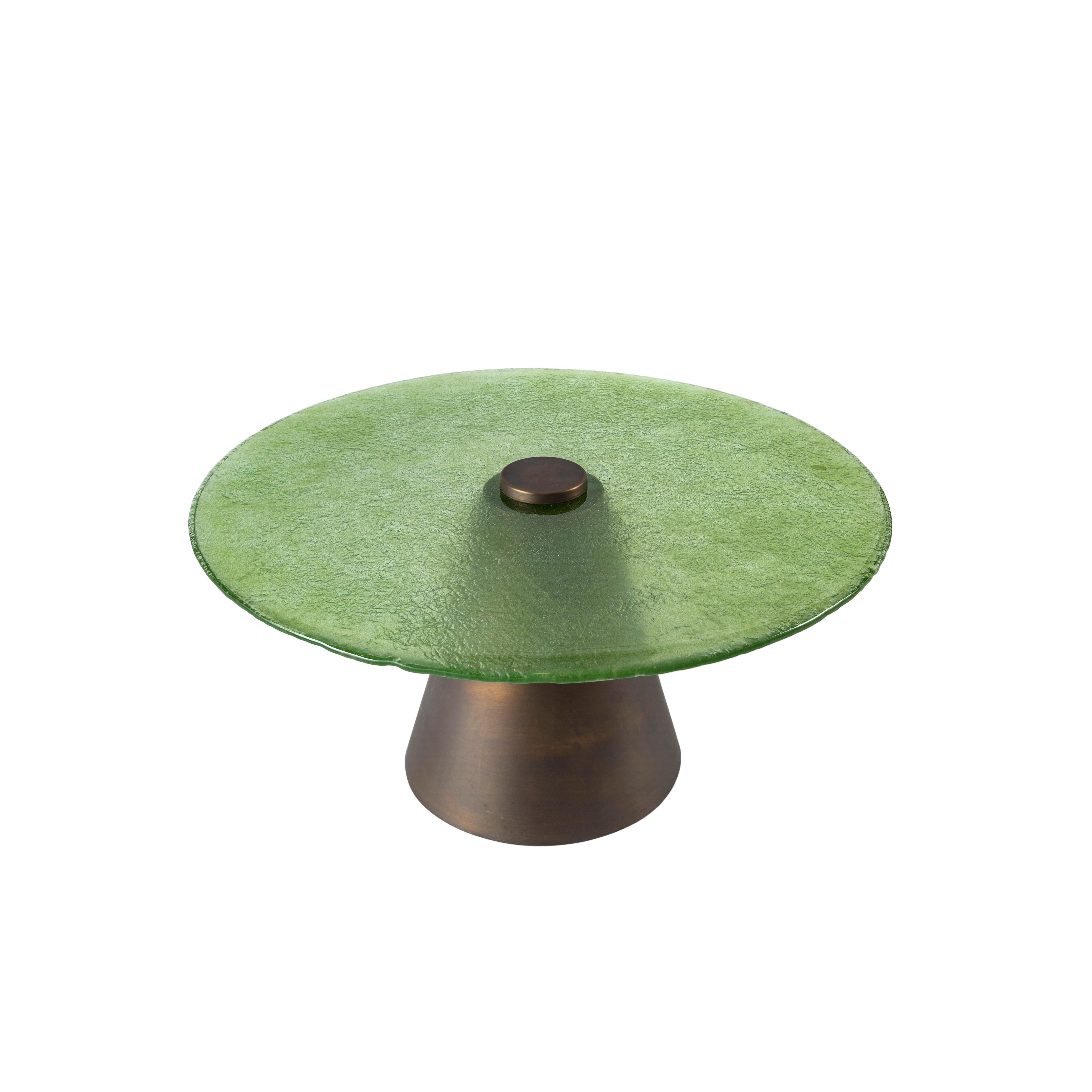 Olive & Honey Ensemble de tables basses avec verre soufflé à la main monté sur des cônes en laiton. 
Amusant, élégant et polyvalent. Ce duo composé d'une base en laiton et d'un verre artisanal soufflé à la main est très agréable à regarder. Le