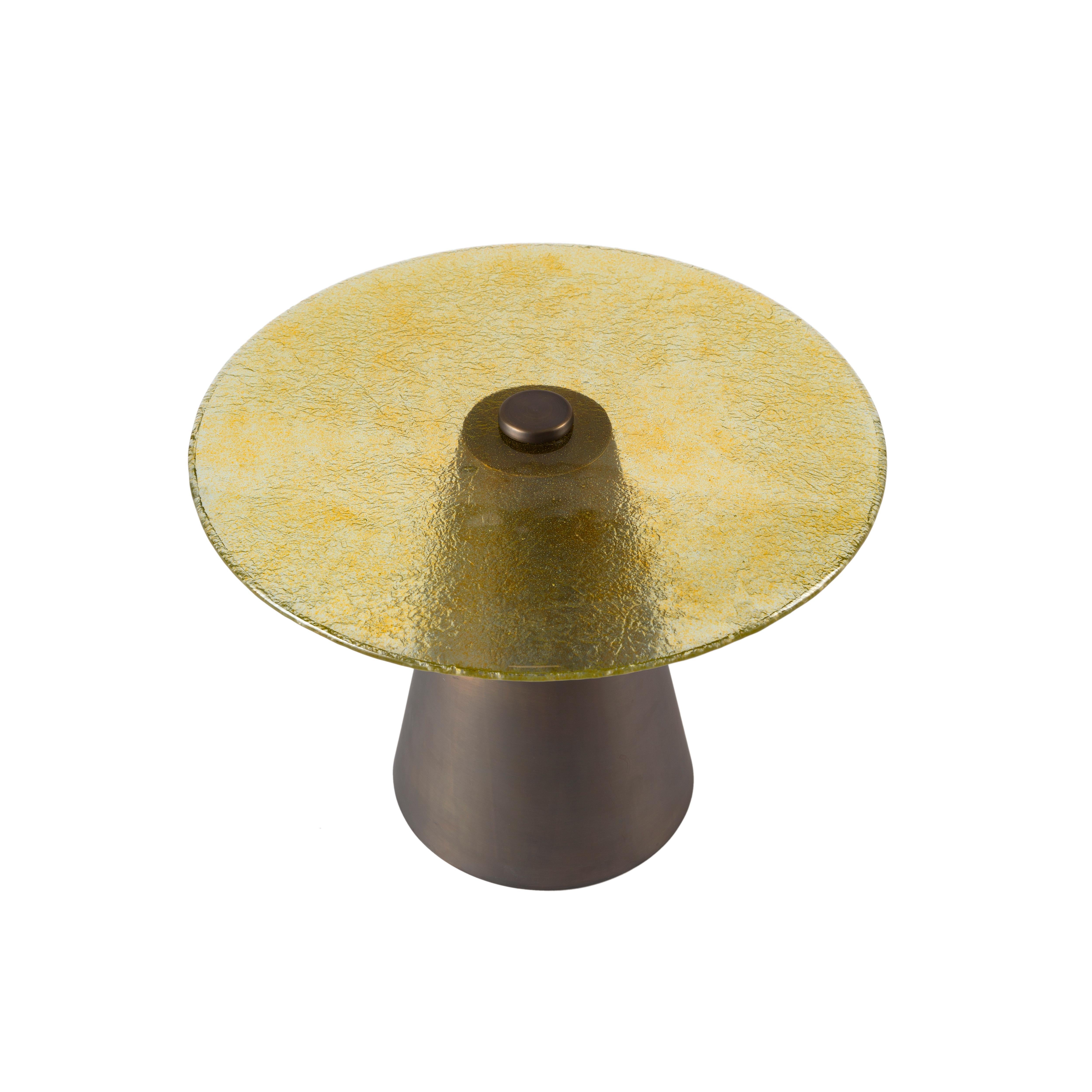 Égyptien Olive & Honey Ensemble de tables basses avec verre soufflé monté sur des cônes en laiton en vente