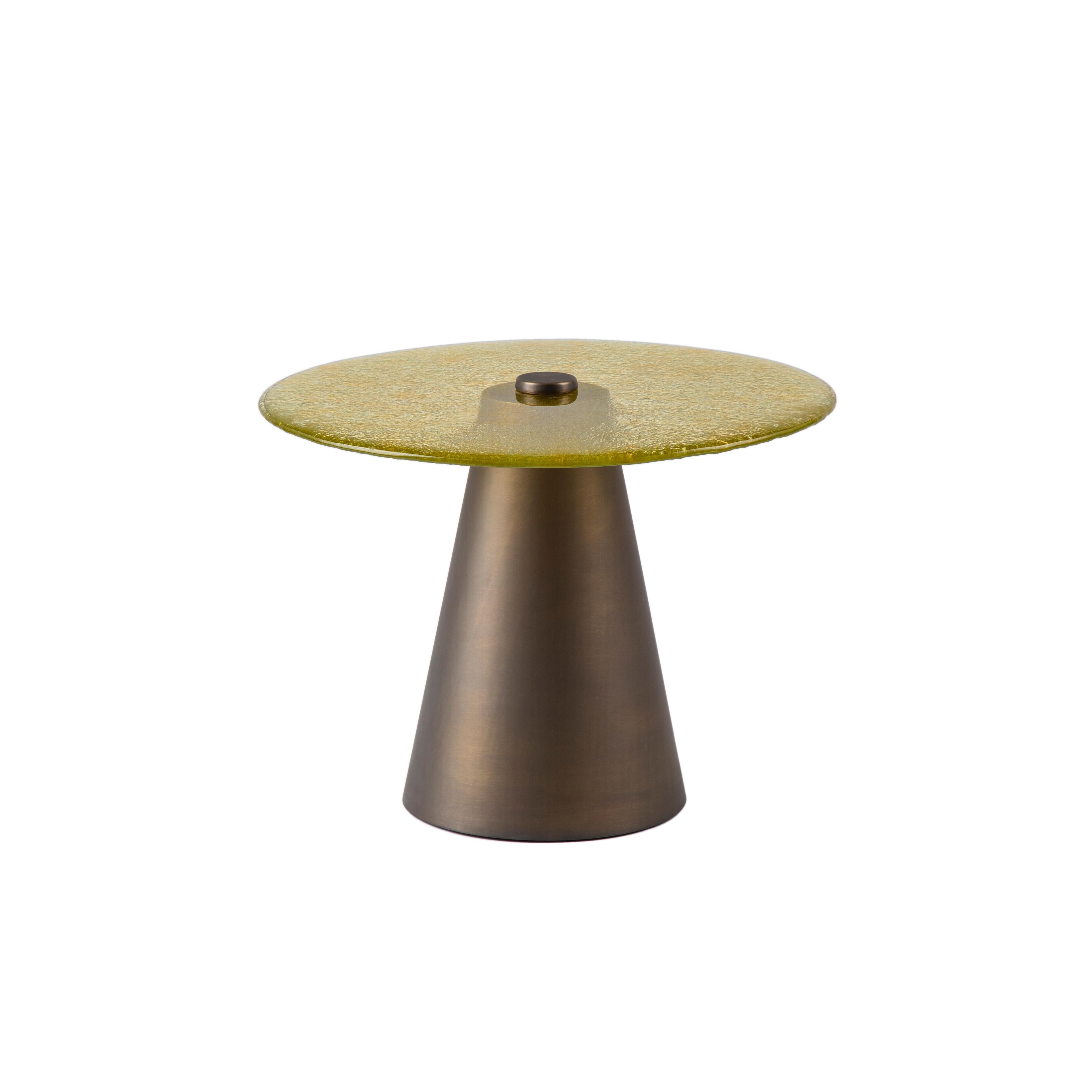 Fait main Olive & Honey Ensemble de tables basses avec verre soufflé monté sur des cônes en laiton en vente