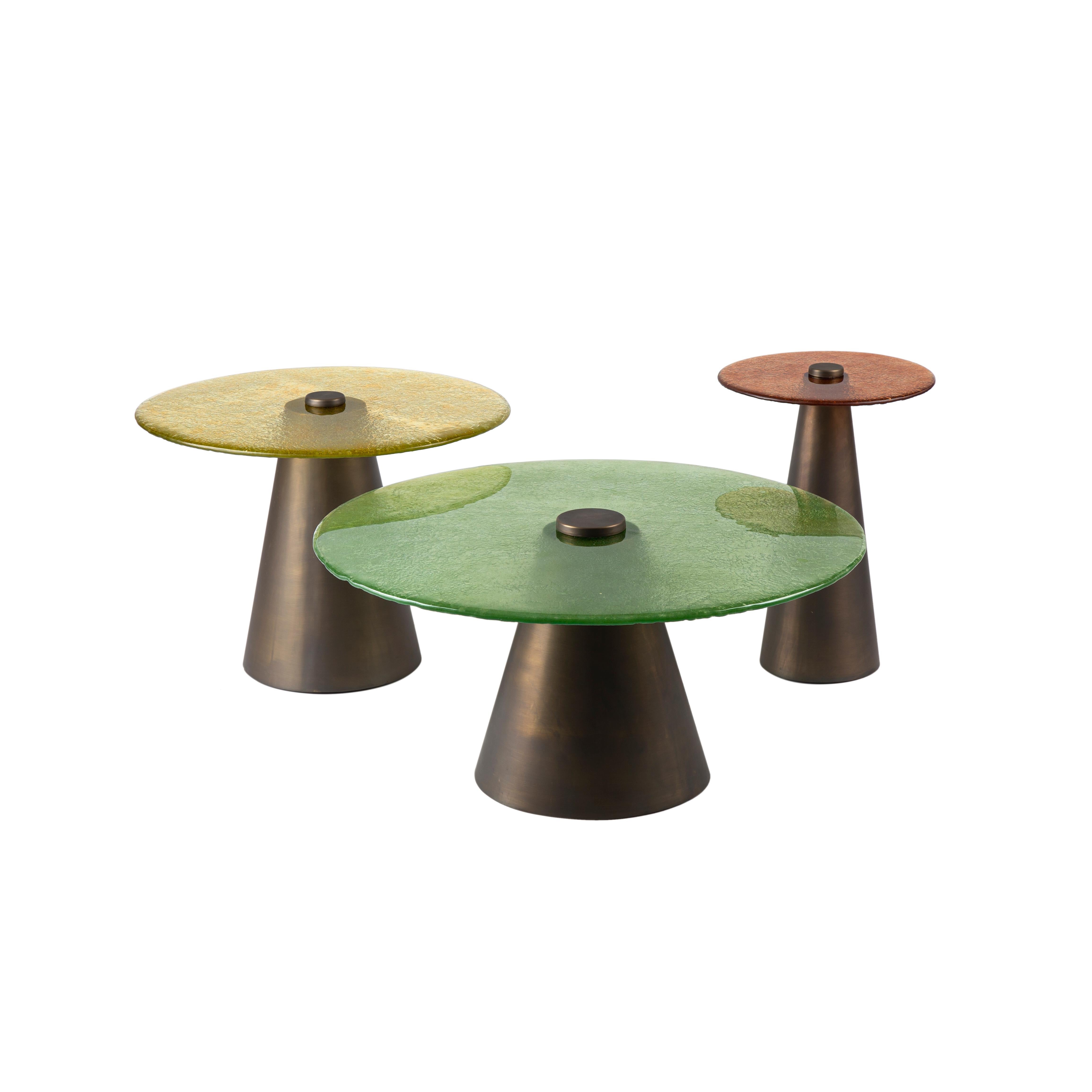 Olive & Honey Ensemble de tables basses avec verre soufflé monté sur des cônes en laiton Neuf - En vente à Cairo, EG