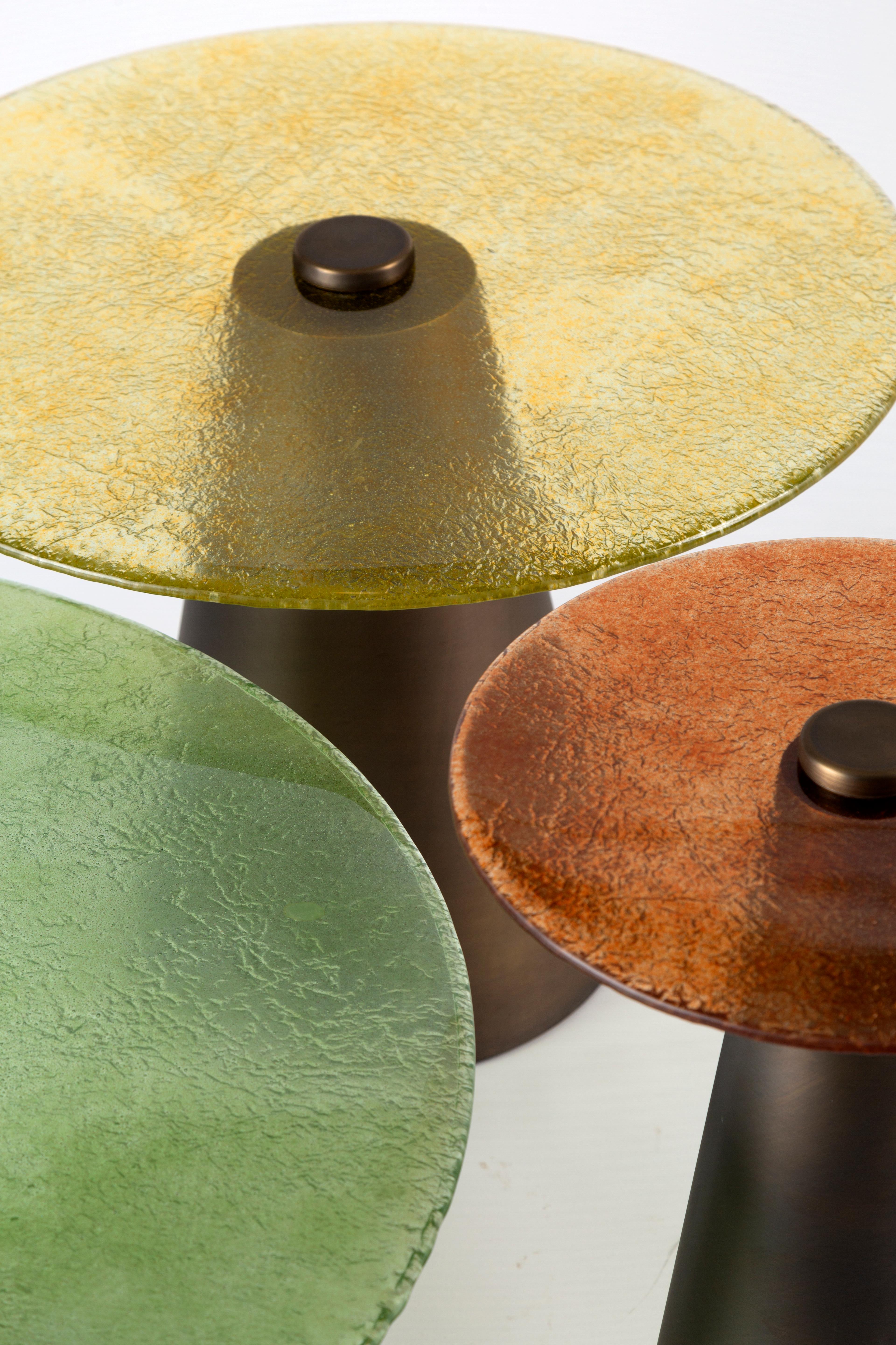 XXIe siècle et contemporain Olive & Honey Ensemble de tables basses avec verre soufflé monté sur des cônes en laiton en vente