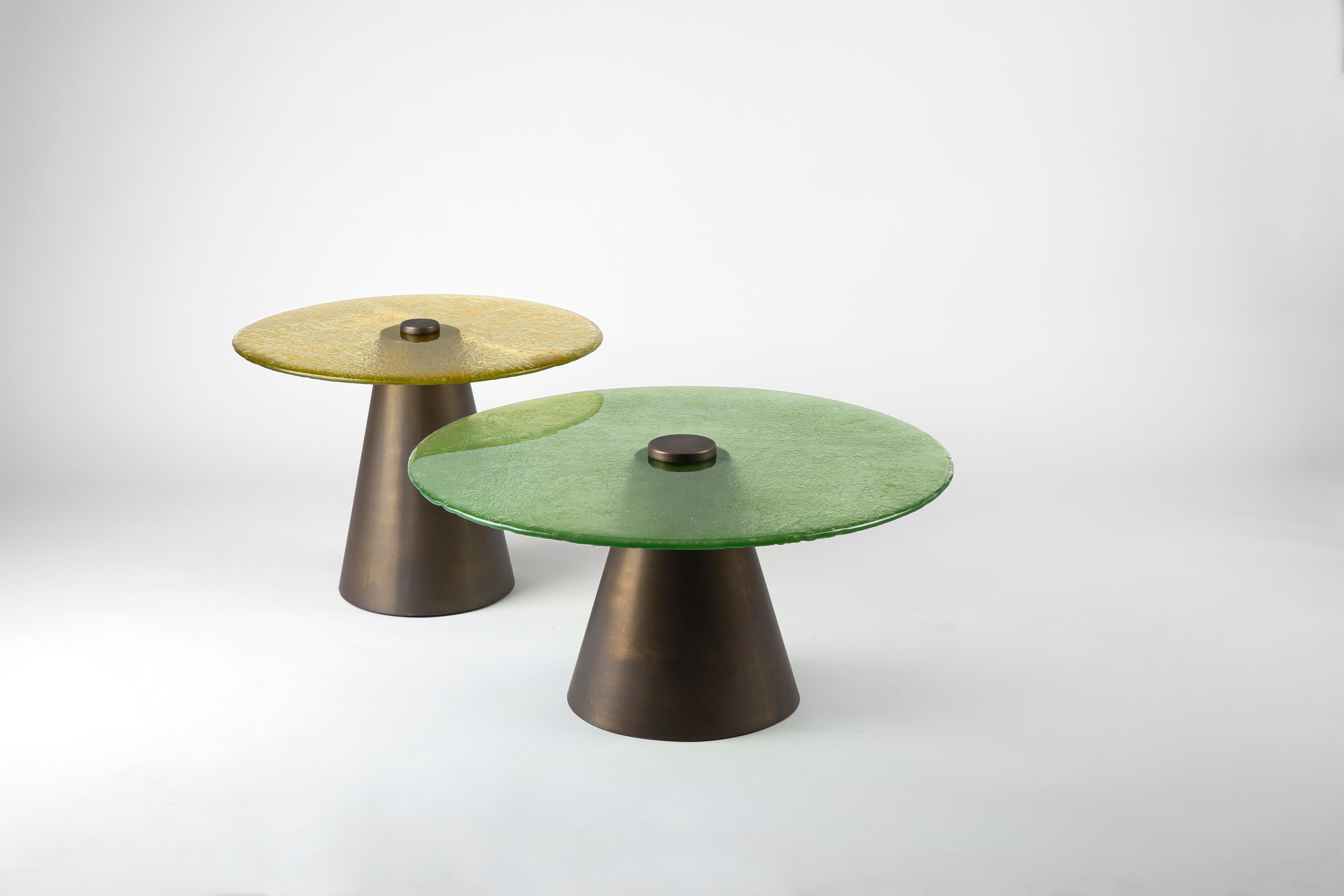 Laiton Olive & Honey Ensemble de tables basses avec verre soufflé monté sur des cônes en laiton en vente