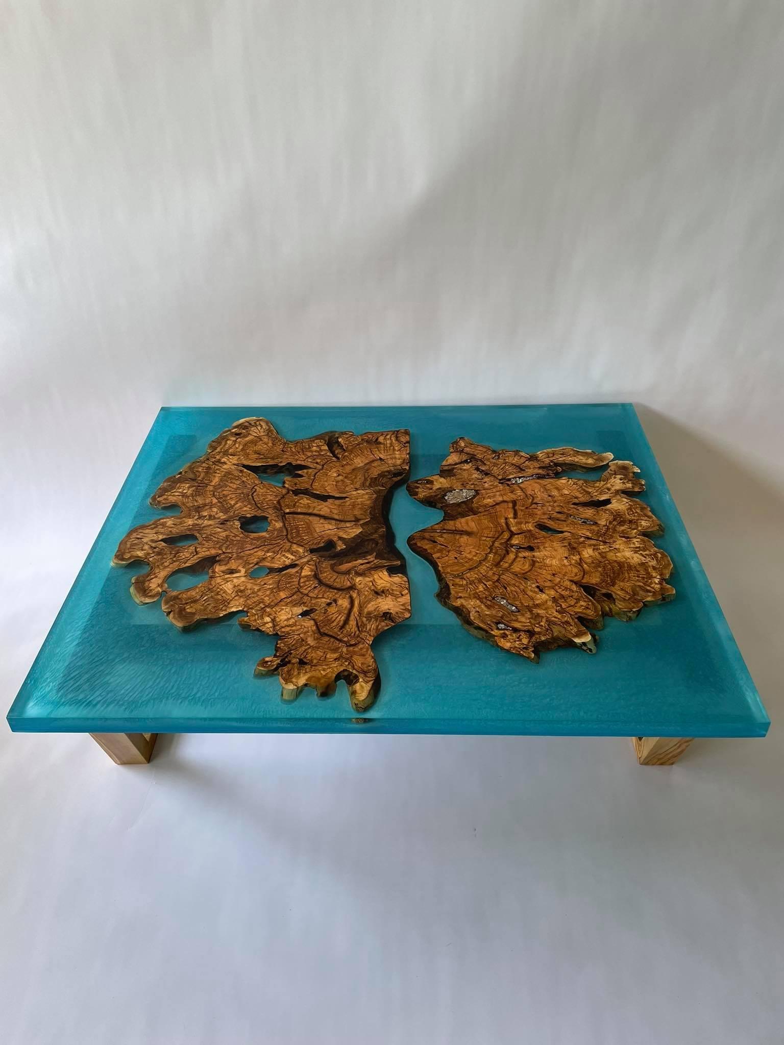 Table à café Olive Island par KV Design
Unique en son genre
Dimensions : D 70 x L 140 x H 40 cm.
MATERIAL : Olive, résine époxy et bois.

Tous les produits sont fabriqués sur mesure en 1 exemplaire unique. Veuillez nous contacter.

KV Design est une