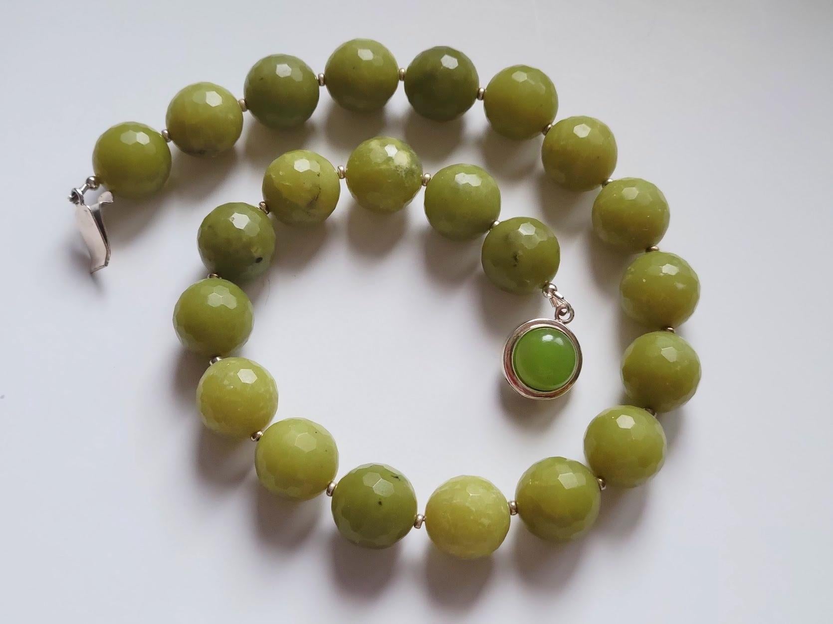 Olive Jade è il nome commerciale di questa pietra, che è un serpentino. Questa gemma è di sicuro effetto, con colori che variano da un verde oliva intenso a un avocado chiaro.

La collana è lunga 46 cm e le perle rotonde sfaccettate misurano 18