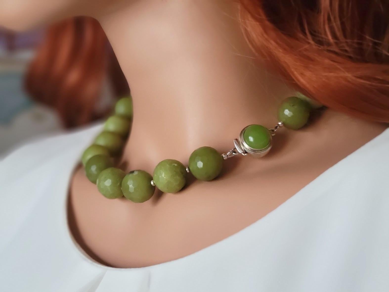 Collana di giada di Oliver con chiusura di giada In condizioni ottime in vendita a Chesterland, OH