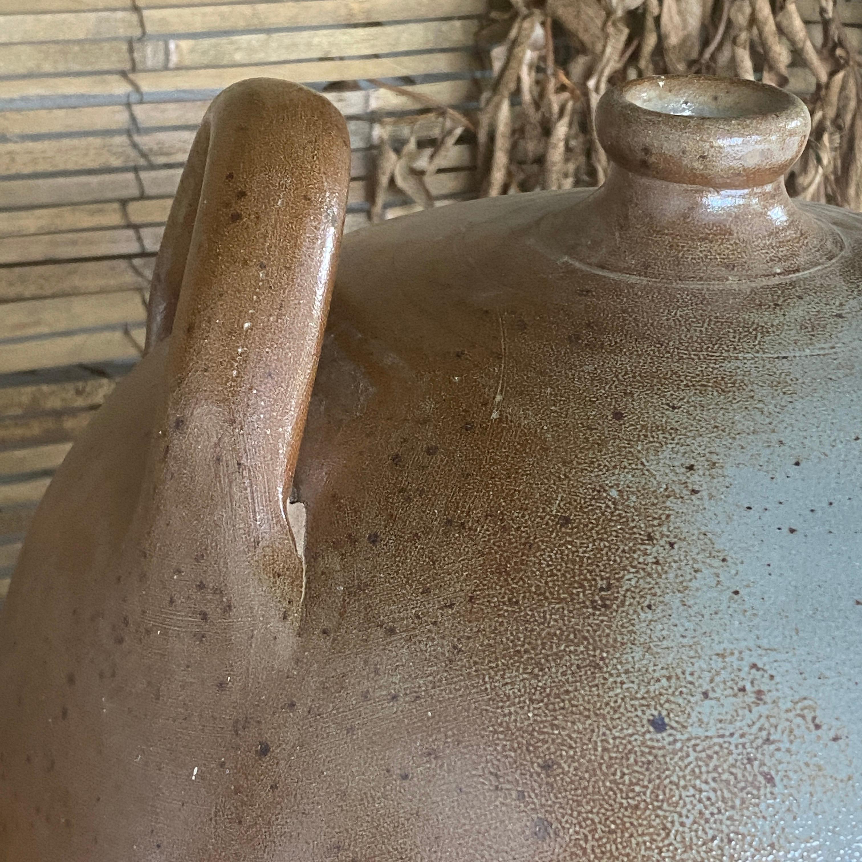 20ième siècle Vieille poterie provinciale française du milieu du siècle en grès, jarre, saucière/vase/vase en vente
