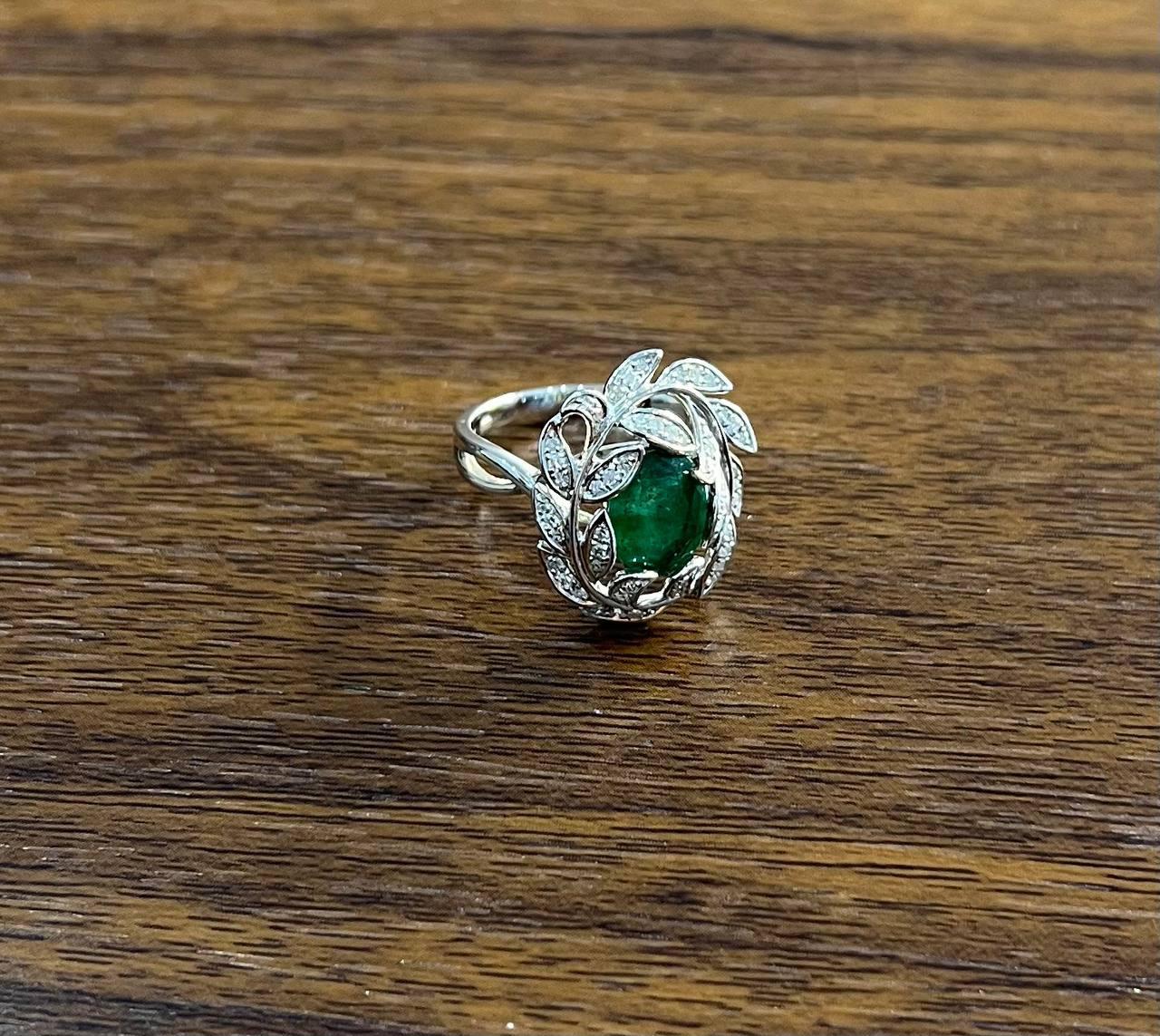 Olive Leaf Branch Motif Green Emerald Diamond Pave 14K White Gold Statement Ring Damen im Angebot
