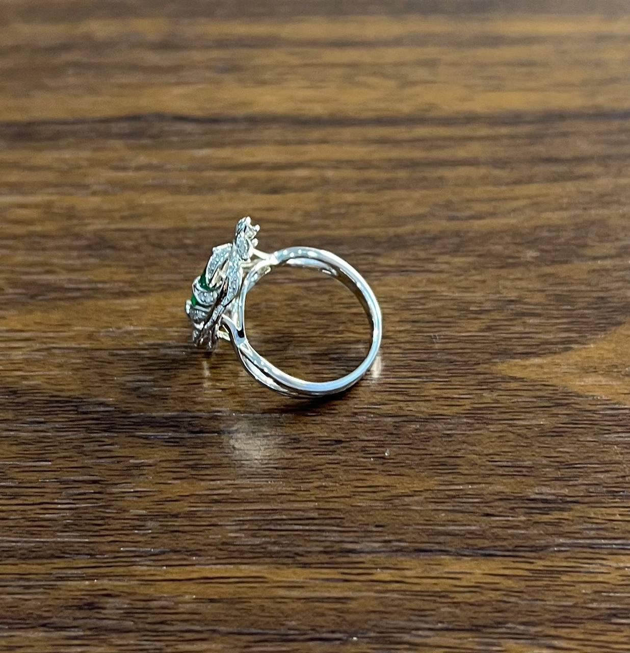 Olive Leaf Branch Motif Green Emerald Diamond Pave 14K White Gold Statement Ring im Angebot 1