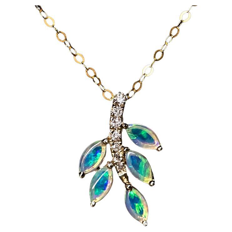 Collar de Diamantes con Ópalo Australiano Diseño Hoja de Olivo Oro Amarillo 14K en venta