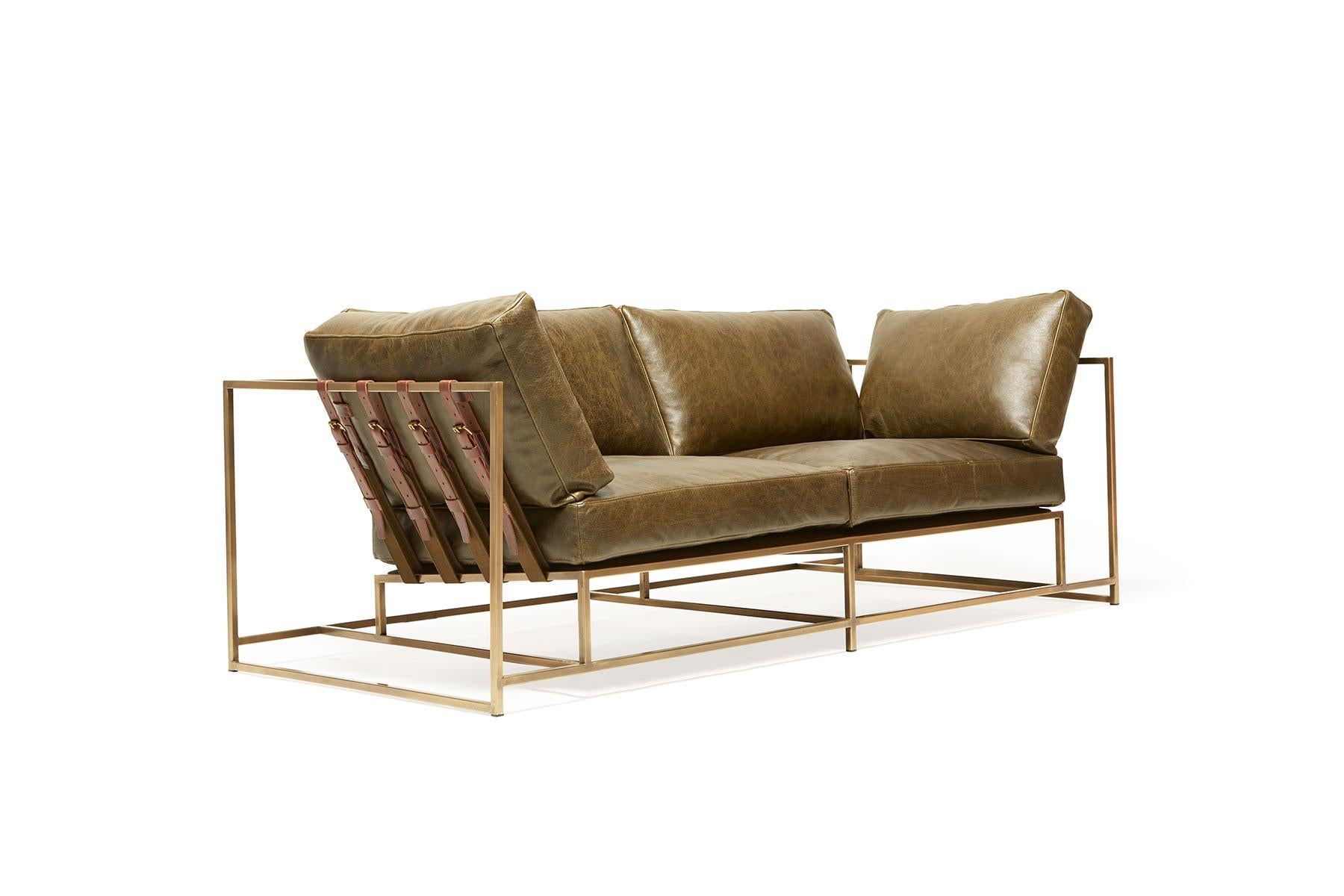 Das Zweisitzer-Sofa ist etwas kleiner und eignet sich ideal für Wohnungen oder kleinere Räume, die eine geringere Stellfläche erfordern.

Diese Variante ist mit einem weichen, warmen olivgrünen Leder von Moore & Giles gepolstert. Die