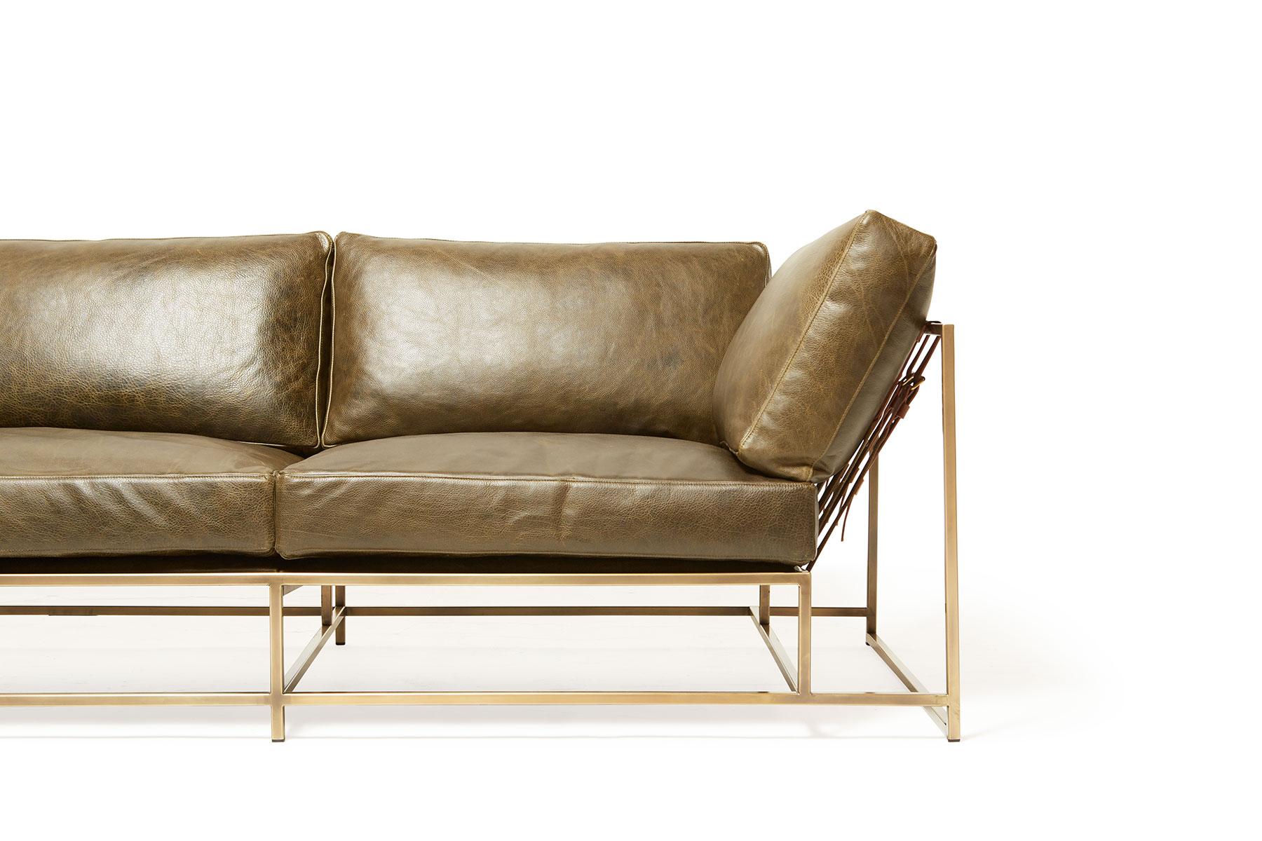 Zweisitziges Sofa aus Leder und antikem Messing (Moderne) im Angebot