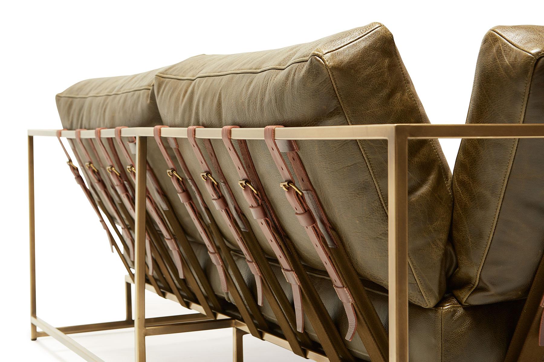 Zweisitziges Sofa aus Leder und antikem Messing (amerikanisch) im Angebot
