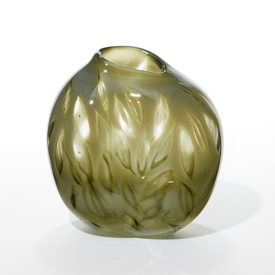 'Olive Leaves Pod' est une œuvre d'art en verre unique de l'artiste canadienne Michèle Oberdieck.

Michèle Oberdieck explore l'équilibre et l'asymétrie à travers la couleur, la forme et la décoration des surfaces. Présentant ses travaux sculpturaux