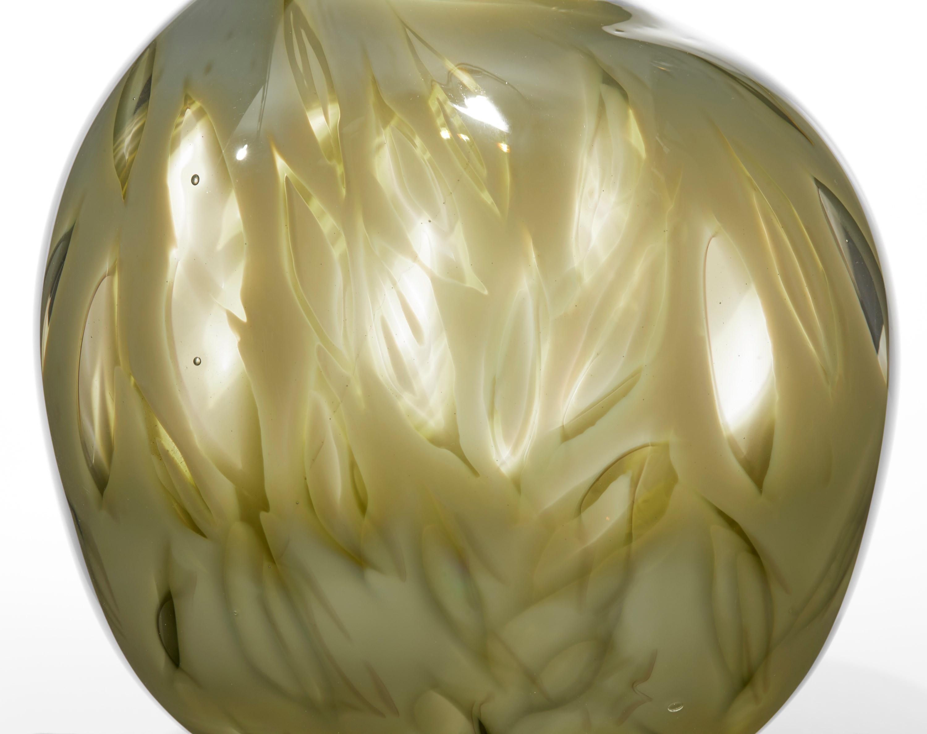 Britannique Gousse de feuilles d'olivier, un récipient en verre vert et transparent soufflé à la bouche par Michèle Oberdieck. en vente