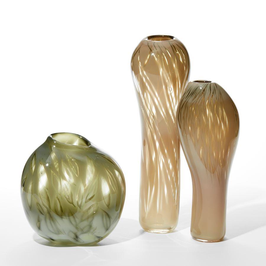 Fait main Gousse de feuilles d'olivier, un récipient en verre vert et transparent soufflé à la bouche par Michèle Oberdieck. en vente