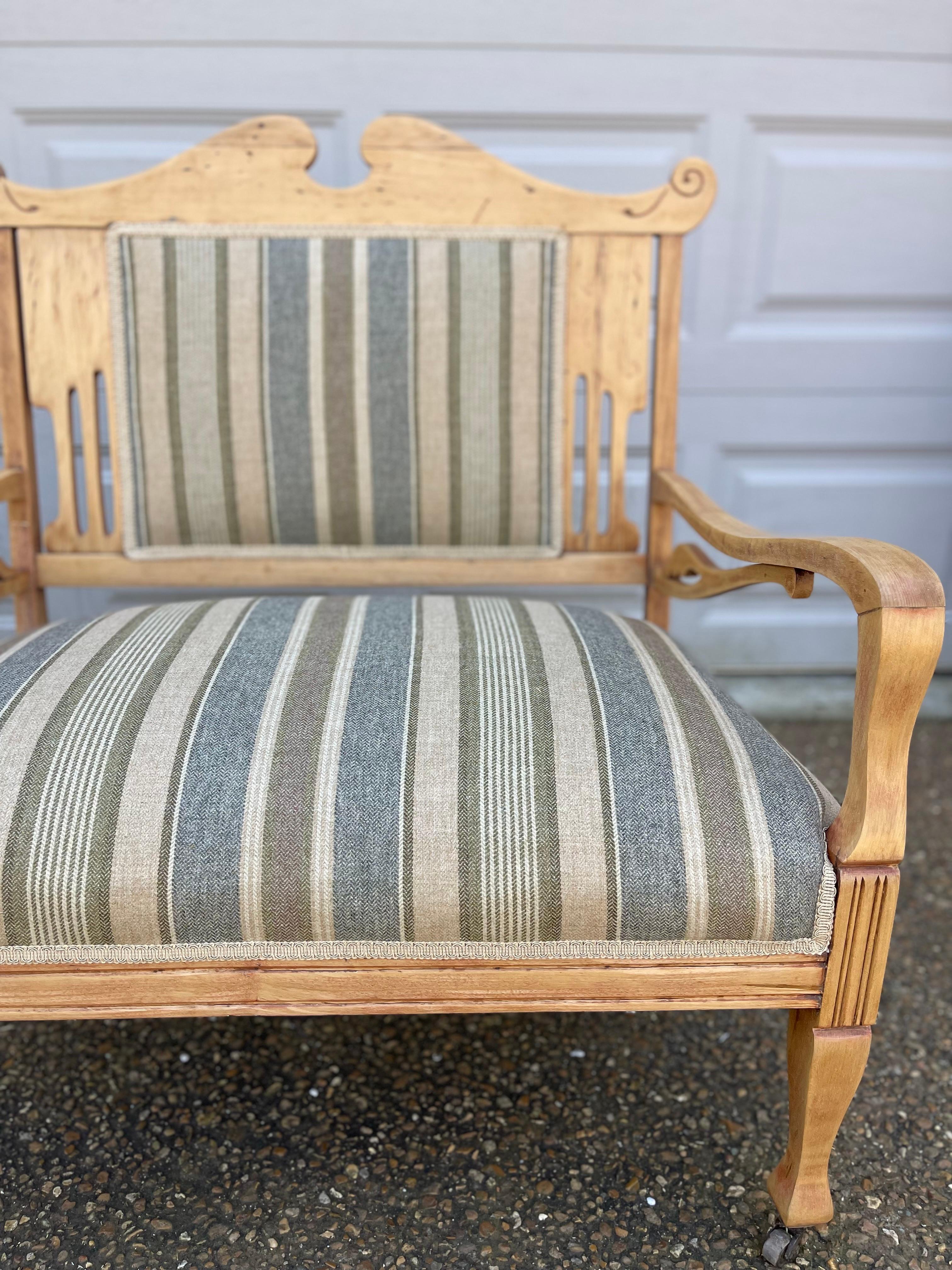 Ein Vintage-Sofa aus der französischen Provinz um 1800. Sie wurde bis auf ihren natürlichen Farbton abgeschliffen, mit einem matten Wachs behandelt und mit einem Leinen- und Wollstoff von Schumacher neu bezogen. Ein absolut umwerfendes Werk, mit dem