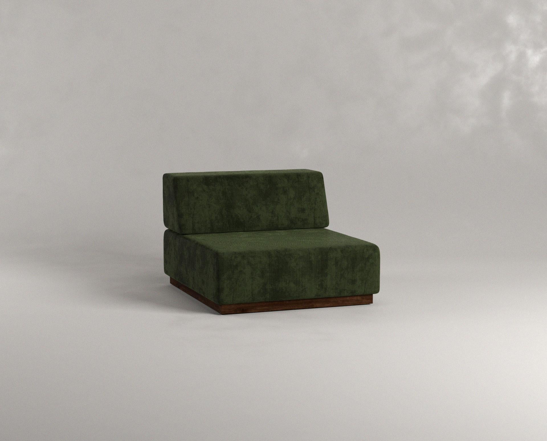 Nube Liege mit einem Sitzplatz oliv von Siete Studio
Abmessungen: T100 x B80 x H60 cm.
MATERIALIEN: Nussbaum, Kissen, Polsterung.

Nube zeichnet sich durch runde Kanten und weiche weiße Kissen aus und vermittelt das beruhigende Gefühl, in eine