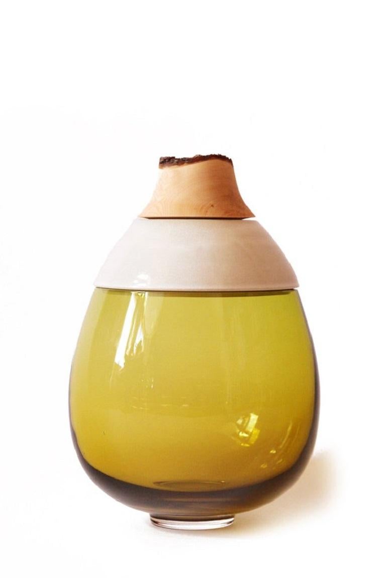 Vaso impilabile Olive paradise Lilith, Pia Wüstenberg
Dimensioni: D. 25 x H. 42
Materiali: vetro, legno, ceramica
Disponibile in altri colori.

Una collezione di due pezzi, Eve e Lilith, che combinano vetro di grandi dimensioni e ceramica in