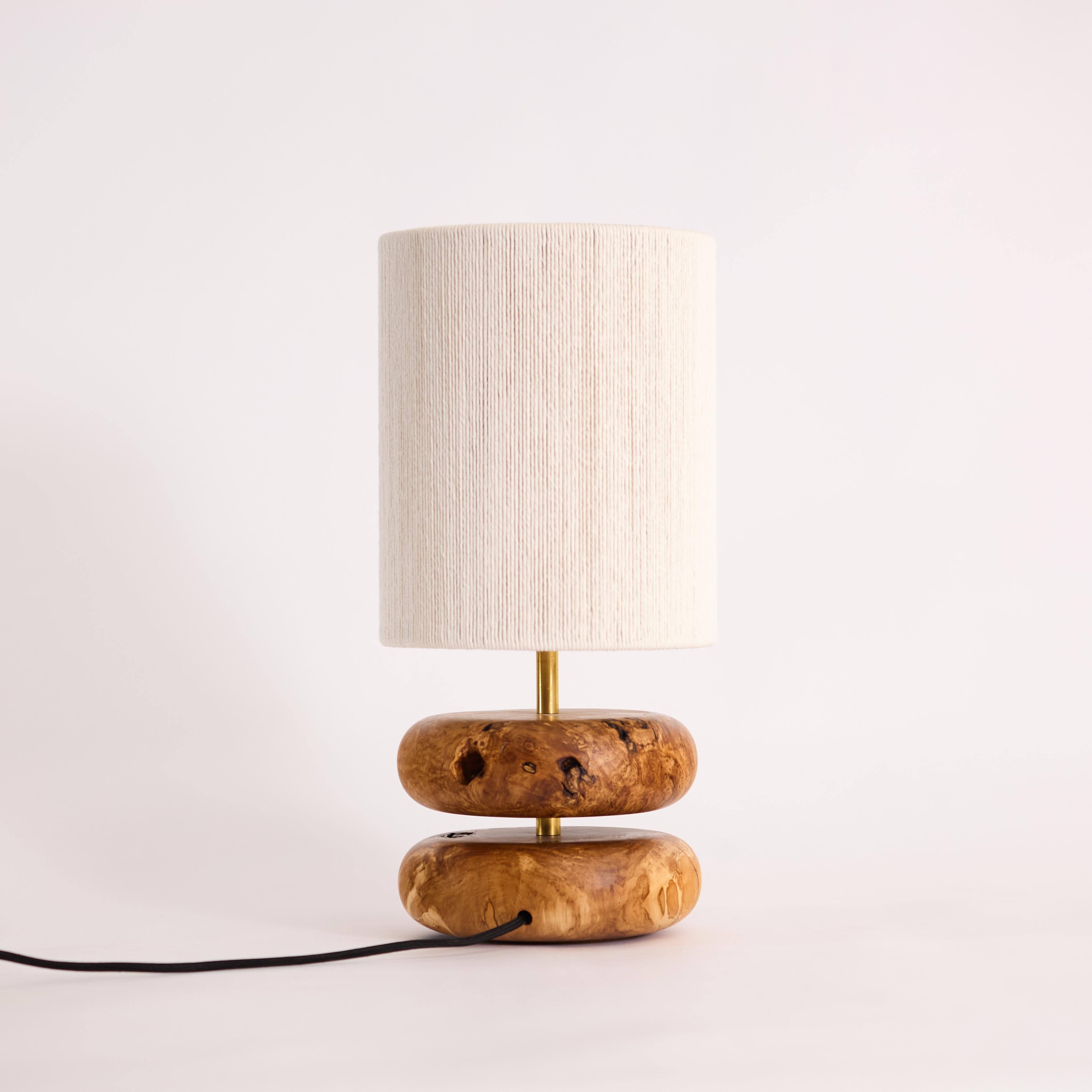 Lampada da tavolo Table Rock di Oliver, legno di recupero tornito a mano, MCM, paralume intrecciato a mano in vendita 1