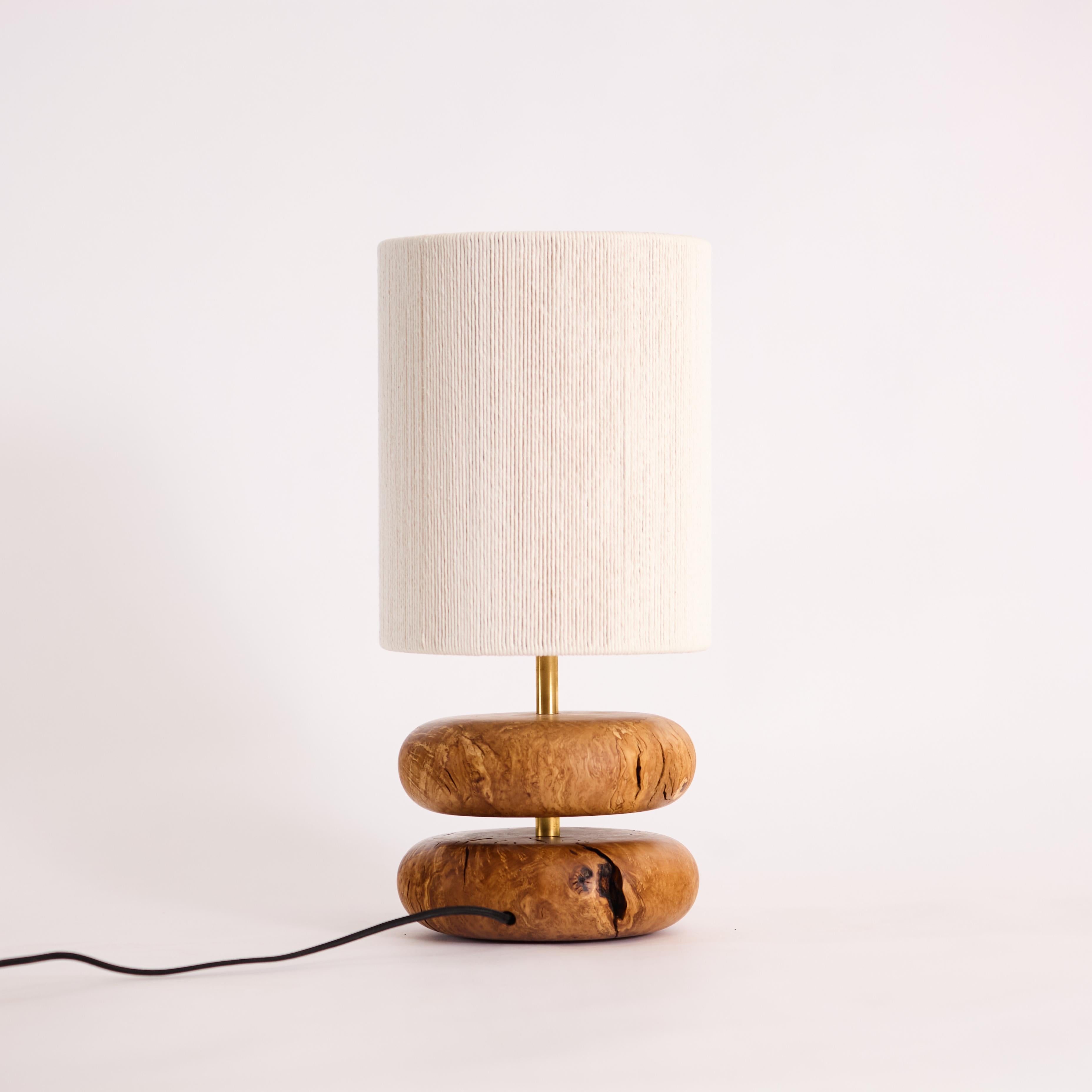 Lampe de table Olive River Rock, bois récupéré tourné à la main, MCM, abat-jour tressé à la main en vente 2