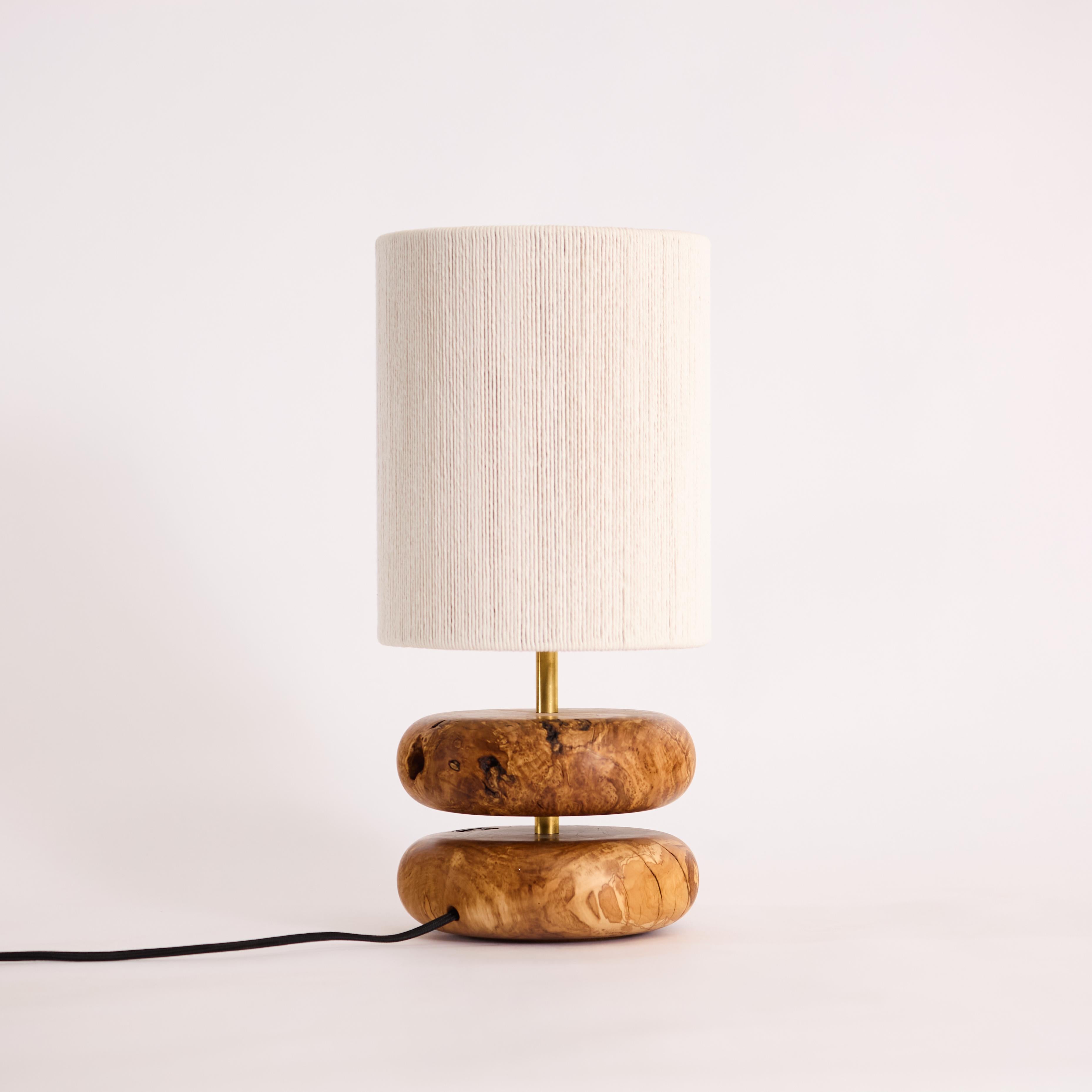Lampada da tavolo Table Rock di Oliver, legno di recupero tornito a mano, MCM, paralume intrecciato a mano in vendita 2