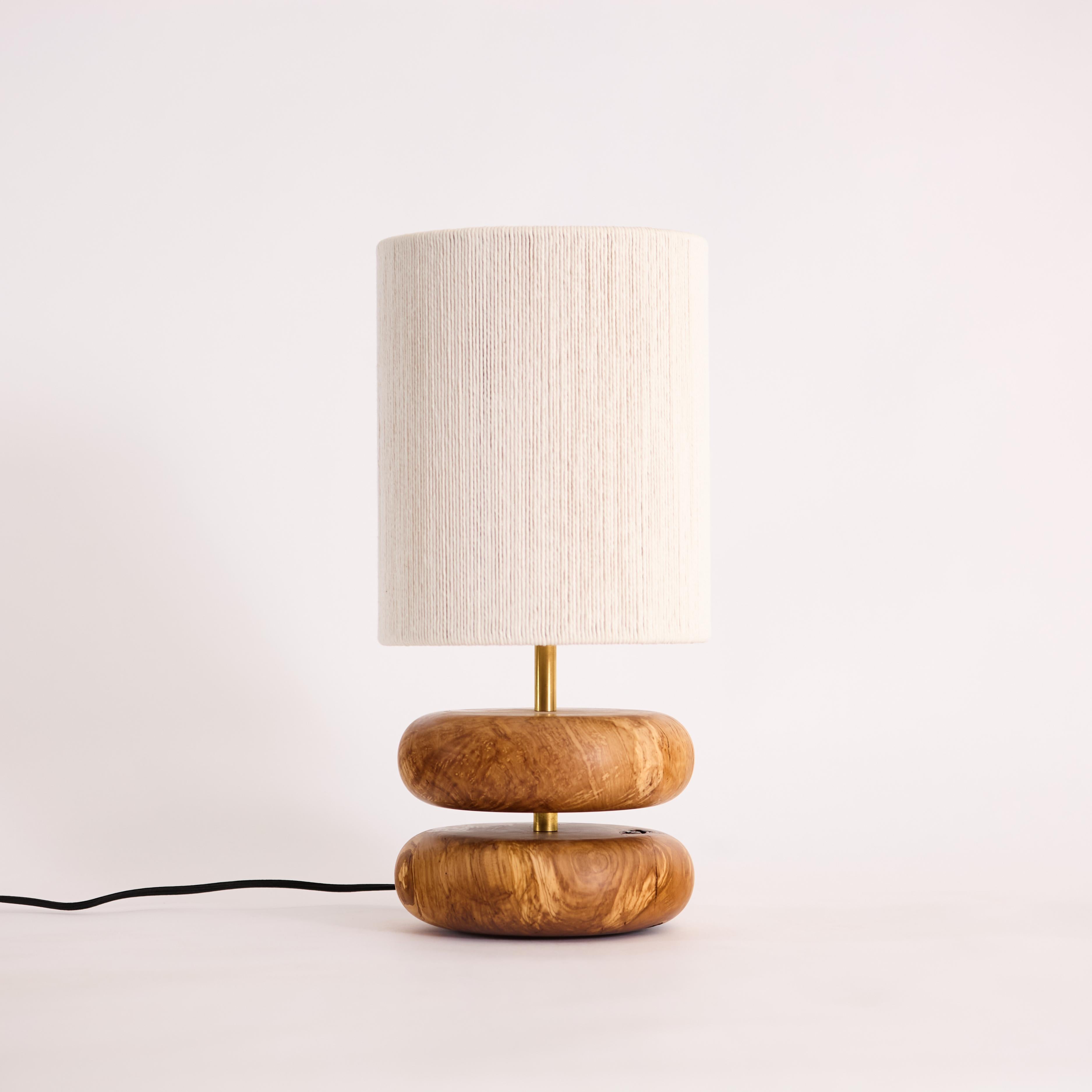 Semplice ed elegante, la lampada River Rock presenta due ovali impilati torniti al tornio e levigati come rocce di fiume levigate dal tempo e dall'acqua.

Il legno d'ulivo della nostra lampada River Rock proviene da un ulivo caduto ad Altadena, in