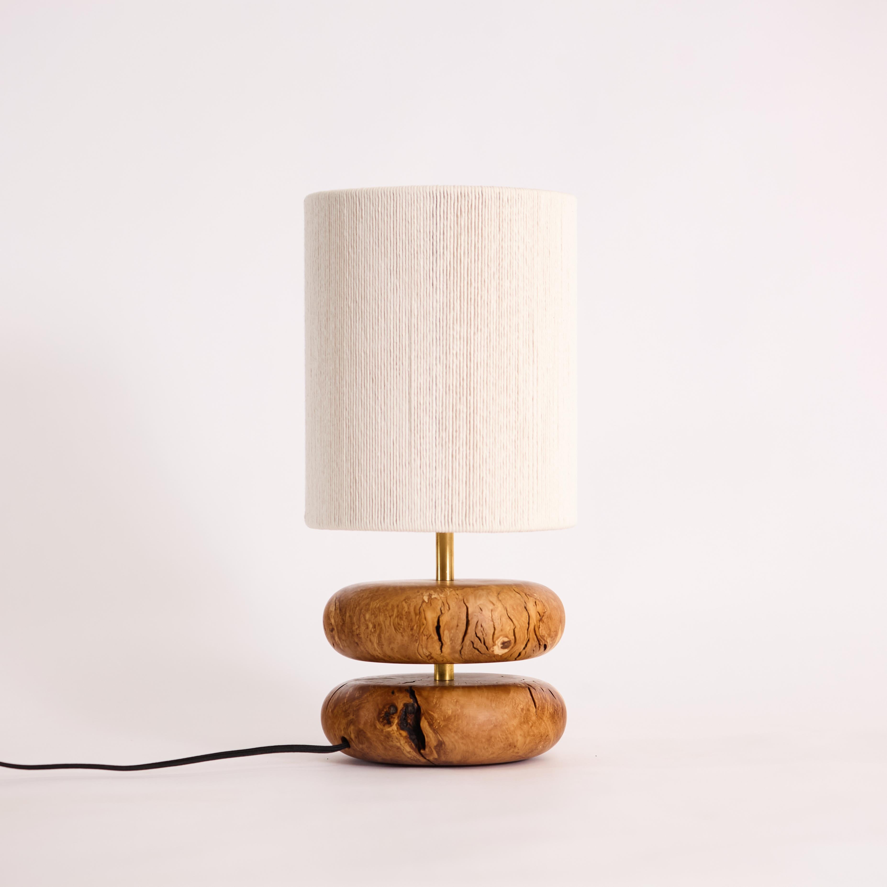 Lampe de table Olive River Rock, bois récupéré tourné à la main, MCM, abat-jour tressé à la main en vente 3
