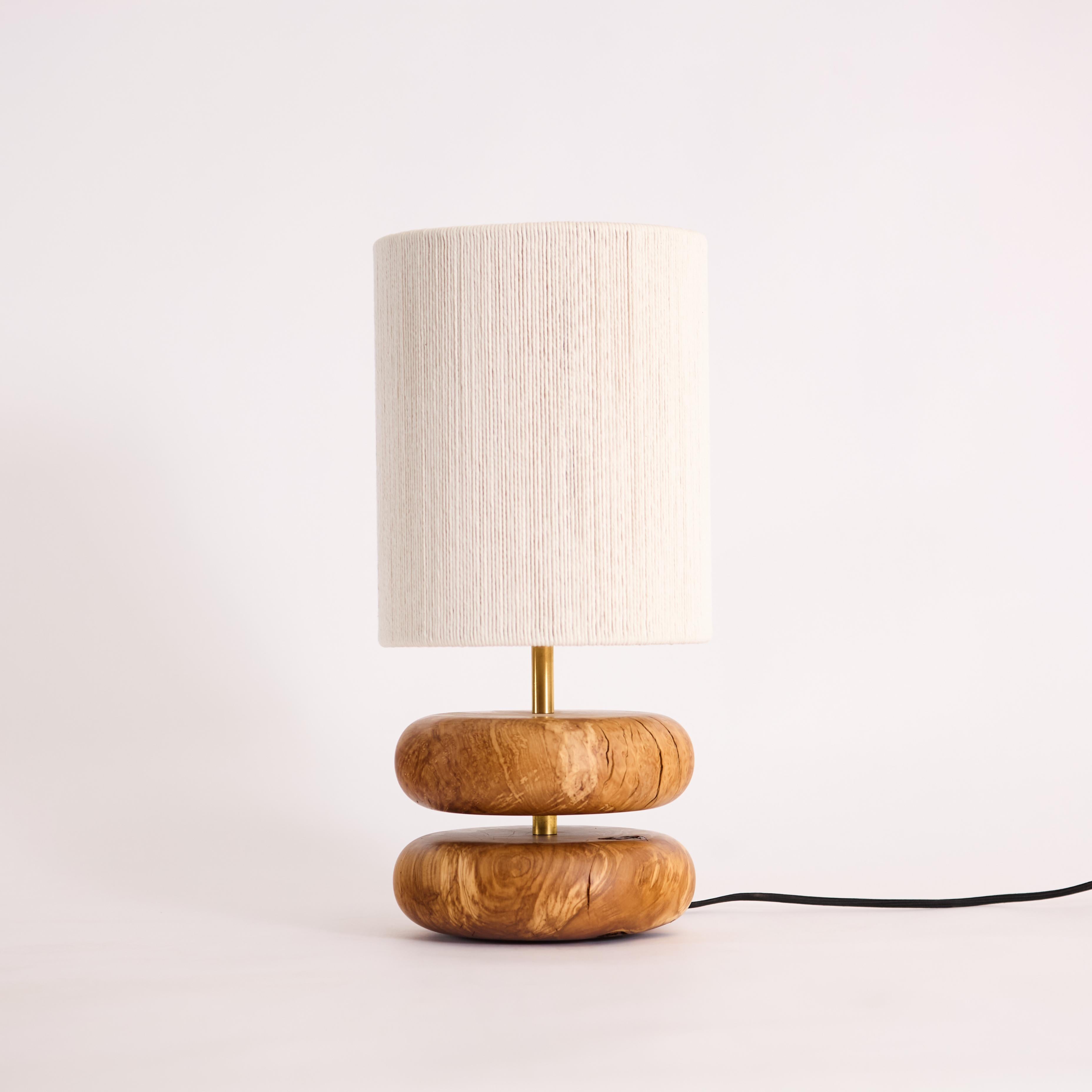 Lampada da tavolo Table Rock di Oliver, legno di recupero tornito a mano, MCM, paralume intrecciato a mano In condizioni Nuovo in vendita a Los Angeles, CA