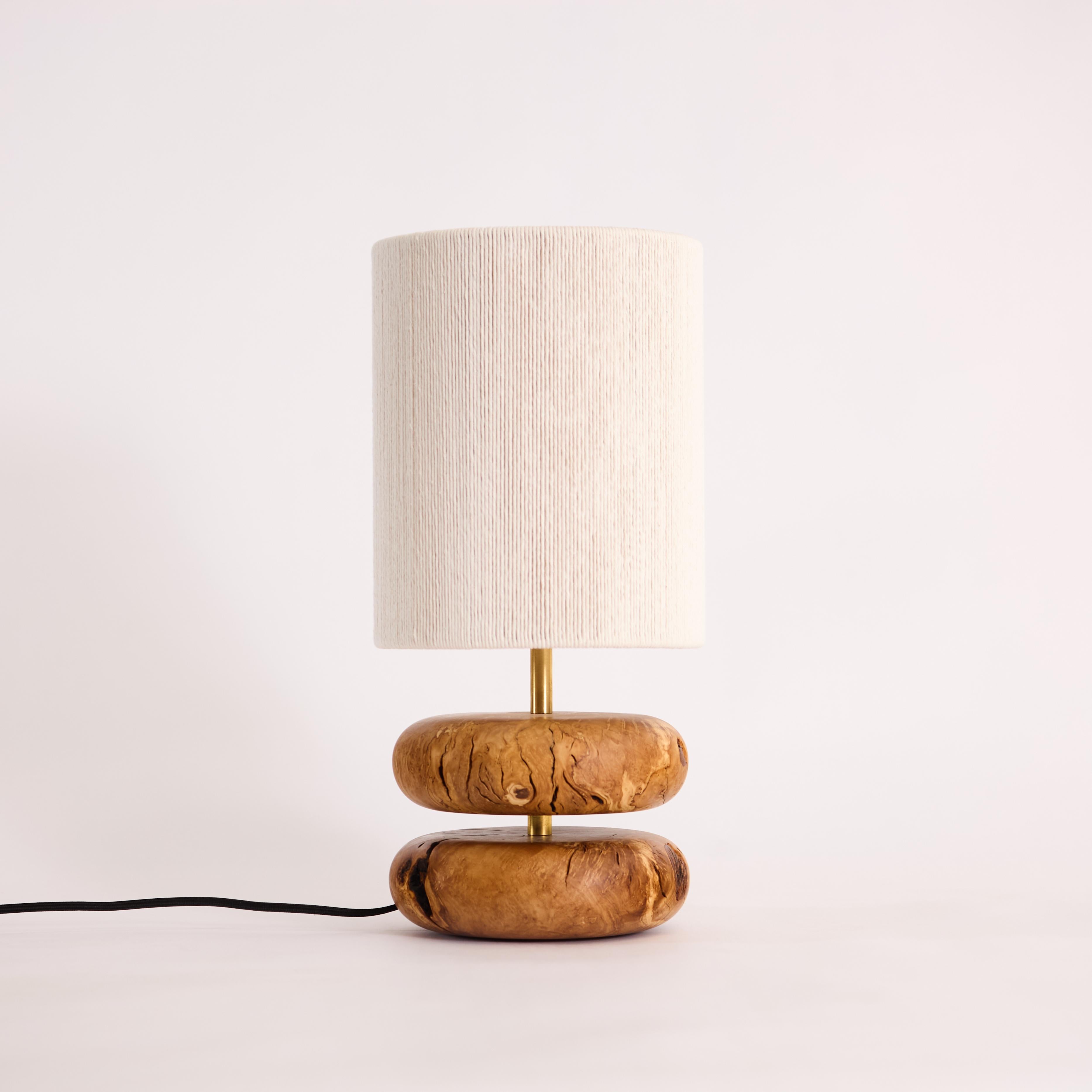 Simple et élégante, la lampe River Rock présente deux ovales empilés tournés sur un tour et poncés comme des rochers de rivière polis par le temps et l'eau.

Le bois d'olivier de notre lampe River Rock provient d'un olivier tombé à Altadena, en