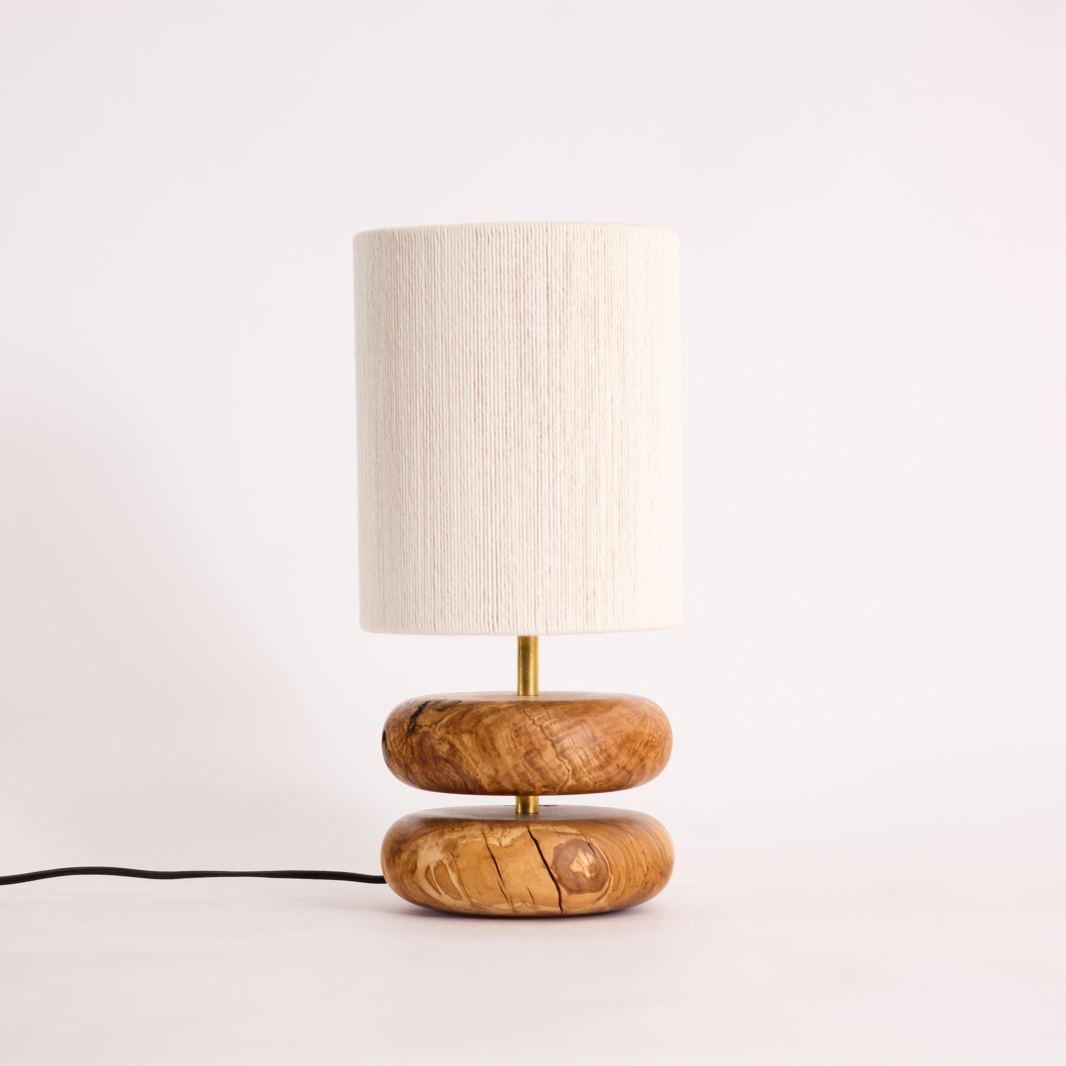 Moderno Lampada da tavolo Table Rock di Oliver, legno di recupero tornito a mano, MCM, paralume intrecciato a mano in vendita