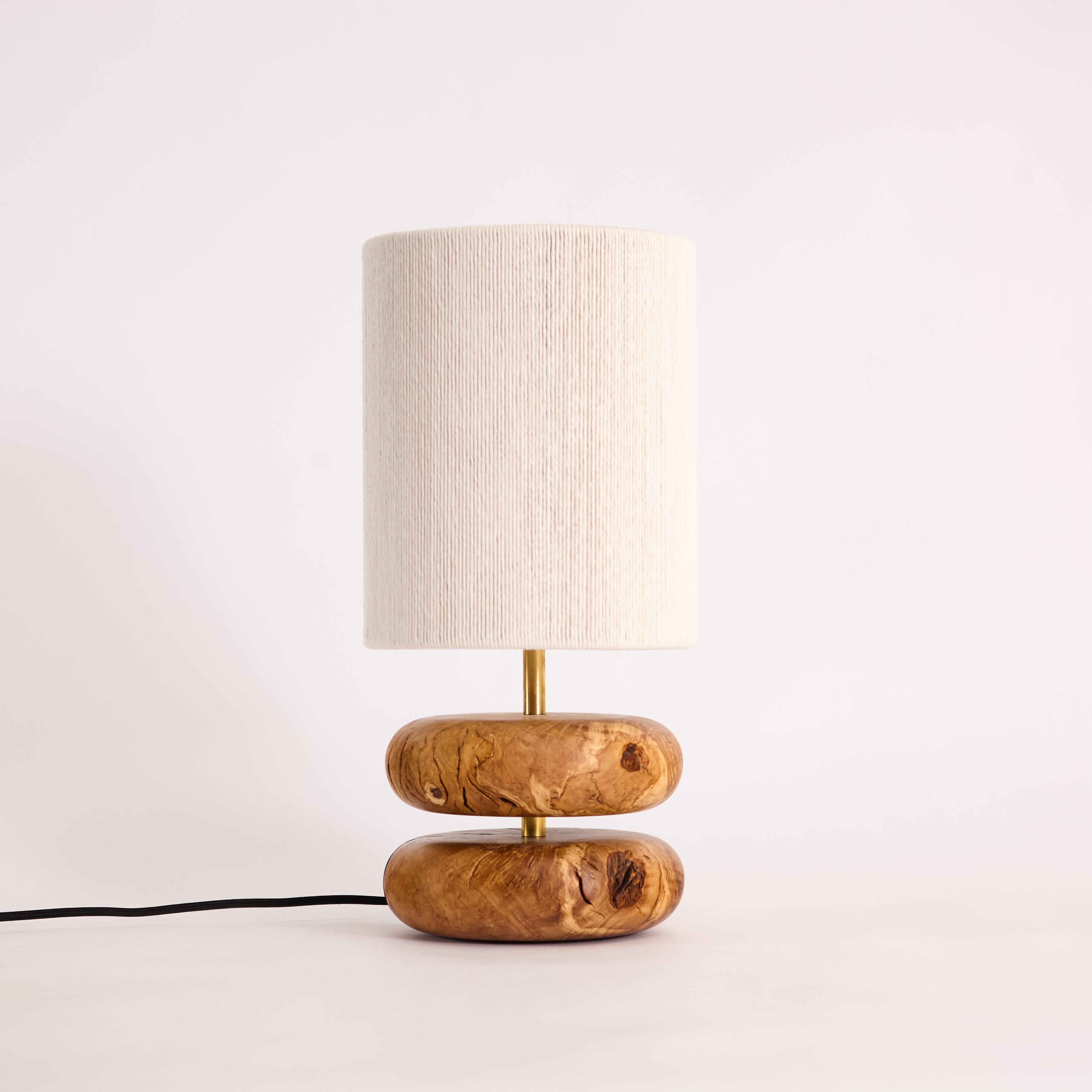 Moderne Lampe de table Olive River Rock, bois récupéré tourné à la main, MCM, abat-jour tressé à la main en vente