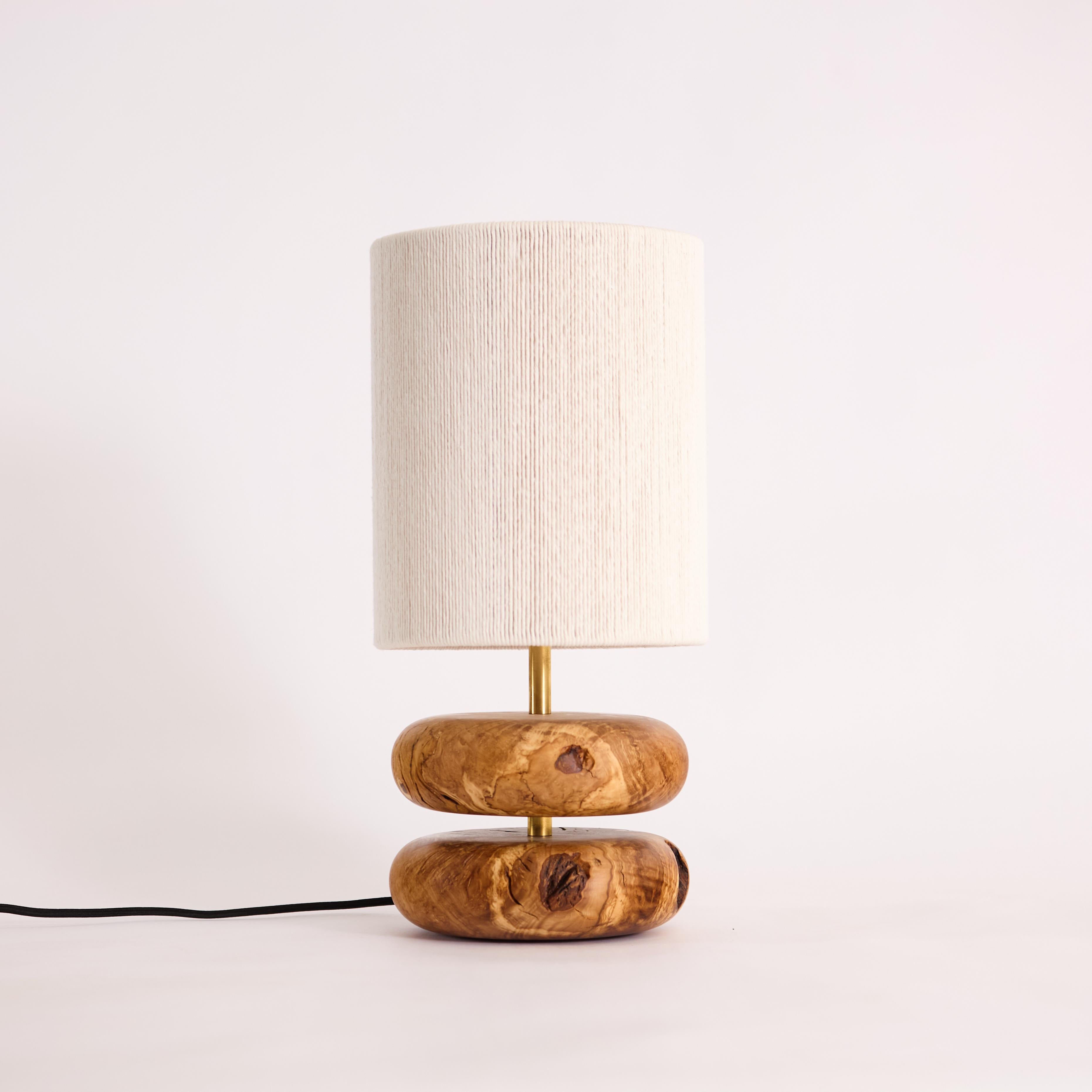 Américain Lampe de table Olive River Rock, bois récupéré tourné à la main, MCM, abat-jour tressé à la main en vente