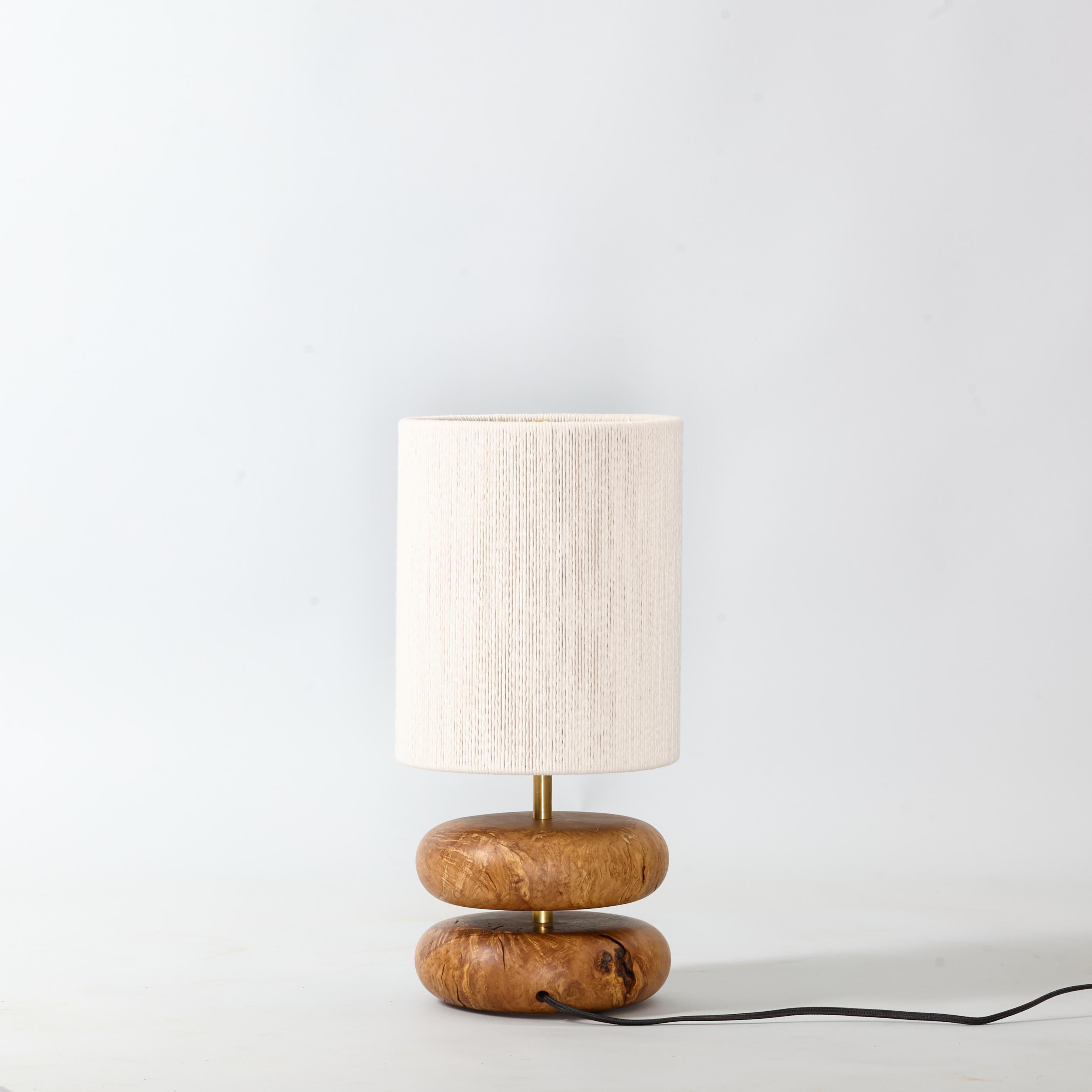 Lámpara de mesa Olive River Rock, madera recuperada torneada a mano, MCM, pantalla colgada a mano Estadounidense en venta