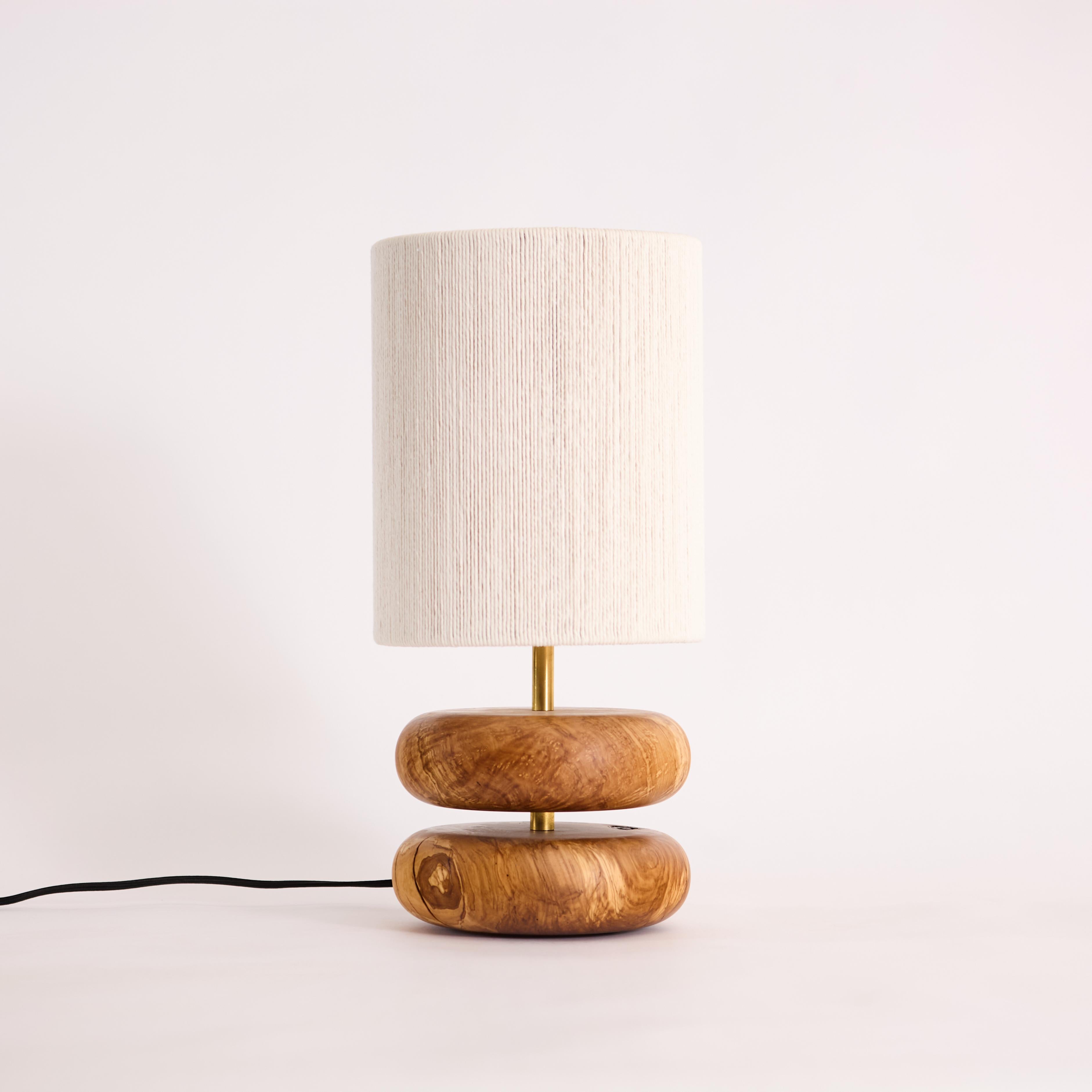 Americano Lampada da tavolo Table Rock di Oliver, legno di recupero tornito a mano, MCM, paralume intrecciato a mano in vendita