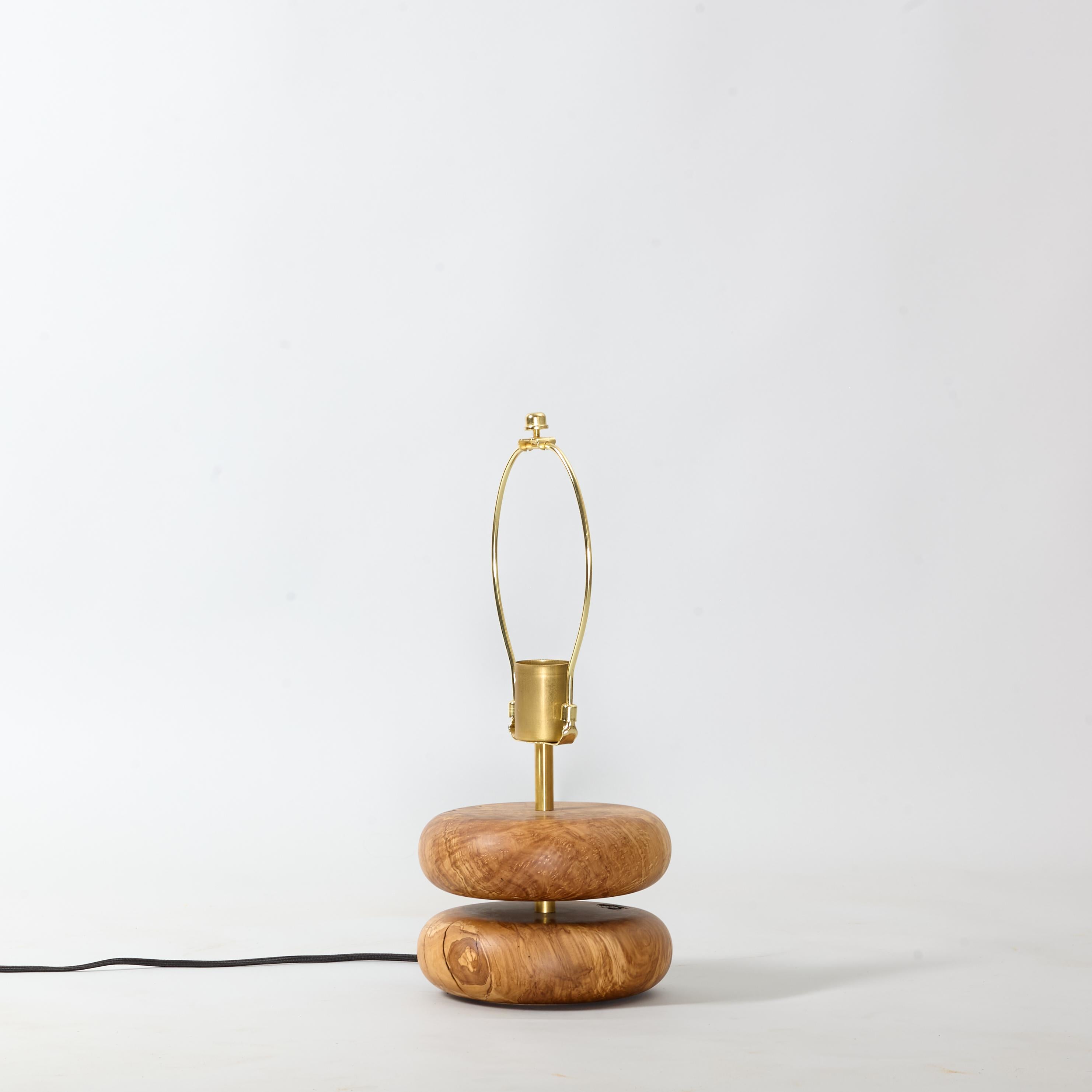 Lámpara de mesa Olive River Rock, madera recuperada torneada a mano, MCM, pantalla colgada a mano Siglo XXI y contemporáneo en venta