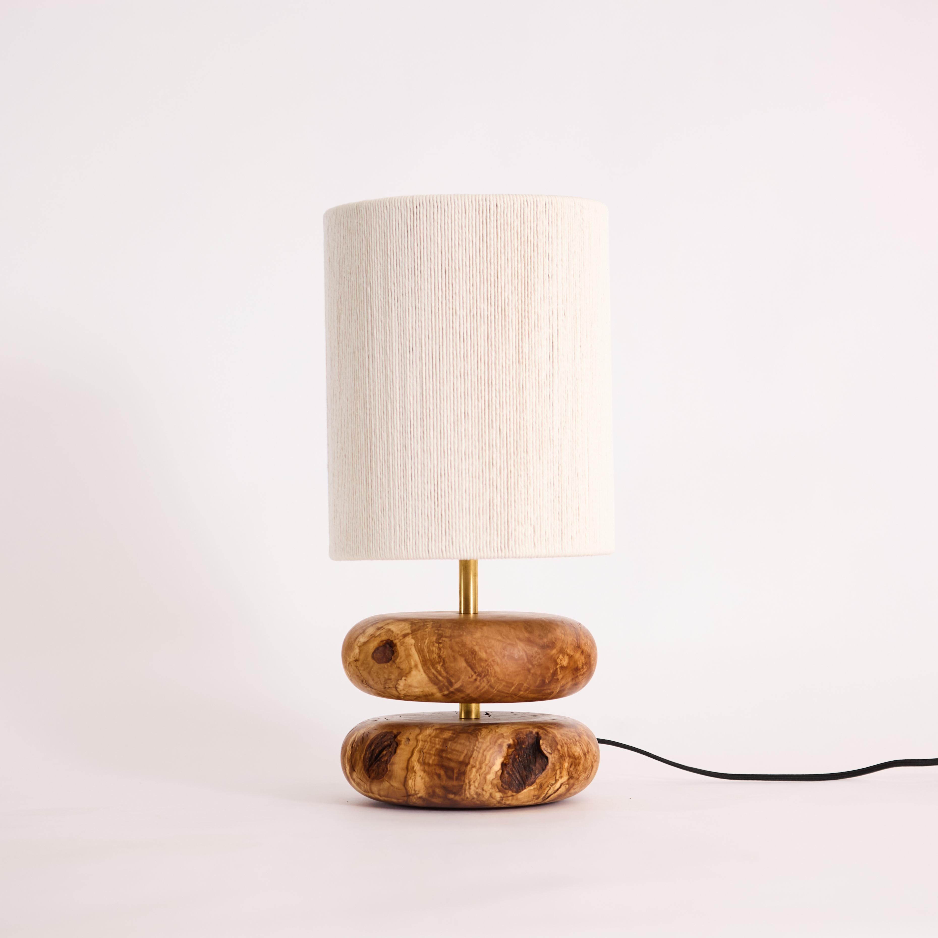 Fait main Lampe de table Olive River Rock, bois récupéré tourné à la main, MCM, abat-jour tressé à la main en vente